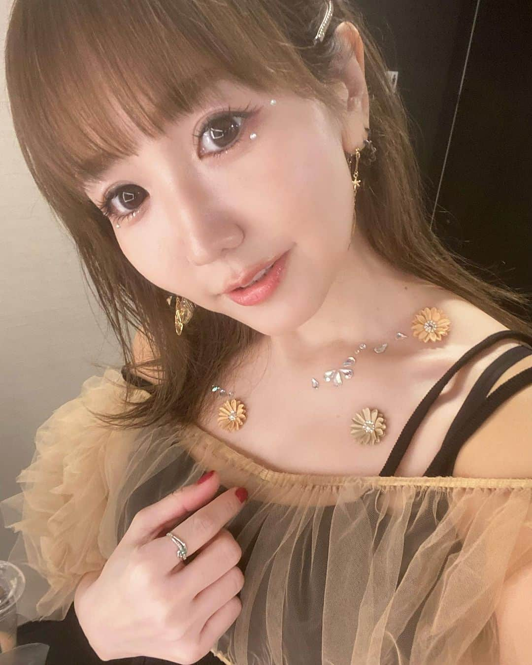 yucat（加藤有加利）のインスタグラム：「今回も中島愛貴さんヘアメイク💄 @aki_nakashima___  衣装に合わせて作っていただきました✨ いつもお任せなのですが 毎回最高過ぎて💕 ありがとうございました!!  胸元もお顔もキラキラ 左腕には天の川を お花やラインストーンやパールで一粒ずつ描いていただきました  久々の地毛ライブも何だか新鮮🤭  #RYTHEM #RYTHEMビルボード #ビルボードライブ横浜  #ビルボード横浜 #billboardyokohama  #billboard」