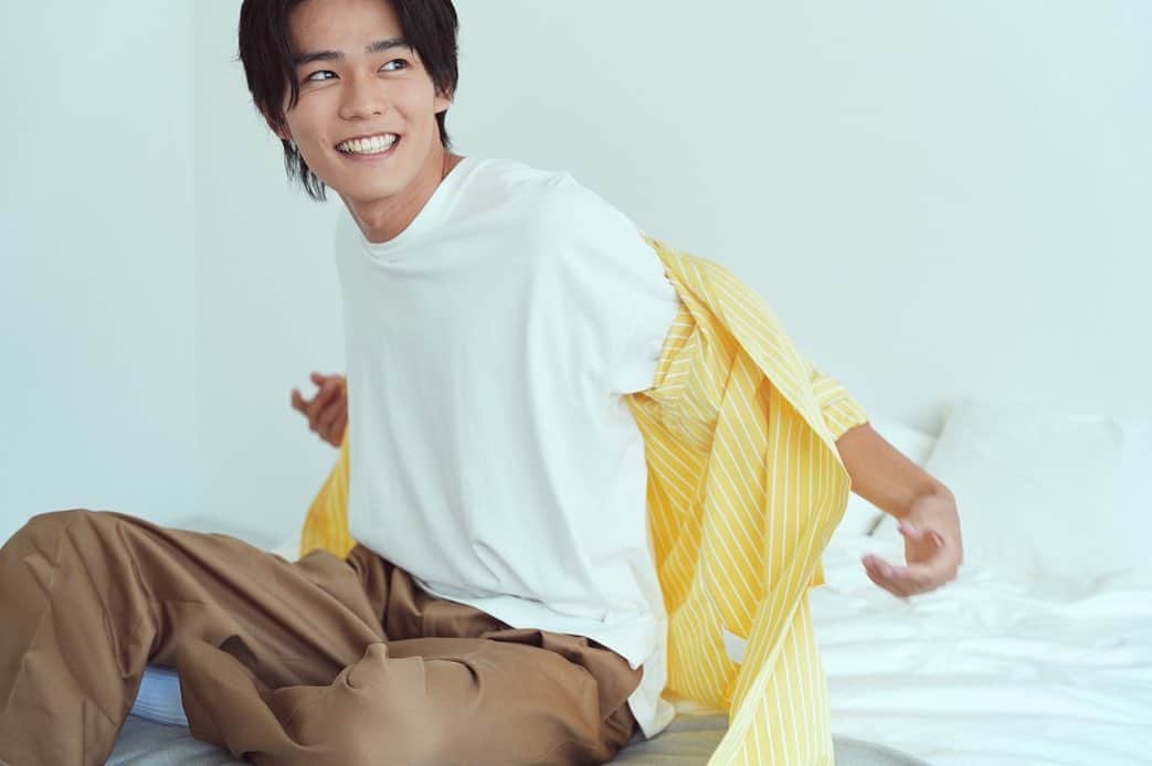 日向亘のインスタグラム：「andGIRL秋号 本日発売です。  このストライプシャツ可愛かったな^^  是非  #andgirl」