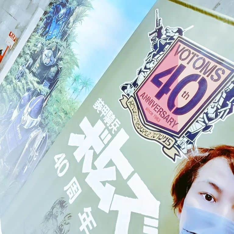 置鮎龍太郎のインスタグラム：「ご案内いたたき、#ボトムズ40周年展  に♪ (会場：渋谷モヴィーダ)  勿論行く予定でしたよ、世代ですから。  キャラクターと同様に、世界観を代表するメカたちの模型、ジオラマがとにかく凄い。  ただただ、圧倒されました。  凄いなぁ、わ、凄いなぁ、わ、と語彙力の無い感嘆詞ばかりが口からこぼれ出ました。  本編未見の方もまずは公式1話をどうぞ♪  https://youtu.be/Qj9aS1DnKak?si=IS21jiu6qLnkYWgA  #装甲騎兵ボトムズ  ポストカード7枚も受け取ってしまったぞ（笑）」