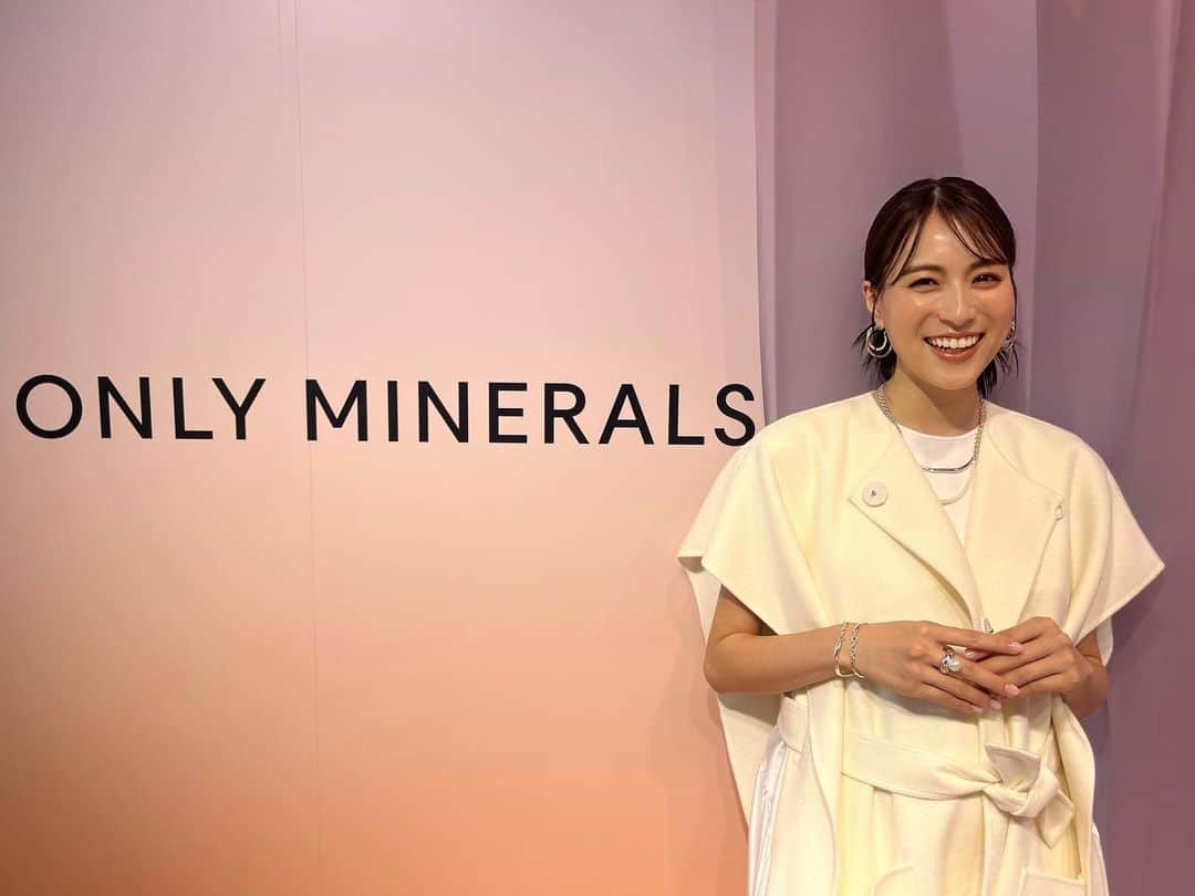 のインスタグラム：「@onlyminerals 新製品発表会にてMCを務める笹川友里さんヘアメイク💚  新製オンリーミネラル、私としても激推し！！ 特に限定のアイシャドー✨ オンリーミネラルの新アイシャドーはバームがついていることでパウダーをのせても密着度がアップした上、このバームがチークやリップにも使えるので出先に一個あればかなり重宝すること間違いなし。特にバーム部分をアイホール、チークに使うのがお気に入り💚 各部位入れ方によって同じ色でもイメージが変わってくるのでその日の気分でマンネリしがちなメイクにちょっとしたメリハリを与えてくれますよ✨  さっさーに使用させていただいたアイテムはこちら💁‍♀️ ・リンクルホワイトBBクリーム ライトオークル ・ミネラルカラーズアイシャドウデュオ05 オレンジガーネット(バーム部分はチークにも使用) ・ミネラルカラーズリップセラム04  髪型はシンプルながらも遊び心を加えた毛先をあえて残すまとめ髪、大人の“カチモリ”にしました💚後ろ姿撮り忘れたね😗  @ayakato__ さんのスタイリングも最高にオシャレで総じてめちゃかわでした💚  そしてこの日はさっさーの誕生日🎂👏 お祝い〜✨ 色々おめでとうやぁ💚🫶  #オンリーミネラル #笹川友里 #ヘアメイク #カチモリ #KIKKUmakeup #KIKKUhair」