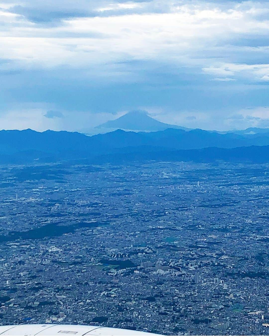 榊山敬代さんのインスタグラム写真 - (榊山敬代Instagram)「�🗻🙏… ・ つづき  今回の金沢の旅は 飛行機の移動にて  空港到着しましたら やっぱり限定ビール でおつかれさまの巻  パッケージが金沢らしく 楽しかった余韻に浸る時  また飛行機に乗りますと 旗を持ってのお見送りに こちこそあんやと〜です  飛行機が飛び立つまで 手を振っていて印象的 なお見送りなのでした  また大好きな空の世界からは 途中神々しい富士山と出逢い 上空から拝んでいますと富士 山の規模の大きさは圧巻にて 手を合わせたくなるひとコマ  ほんとうに人間は ちっぽけだなぁと 感じる傍らに大自 然の中に住まわせ ていただいてるん だなぁと謙虚なキ モチヘと富士山の 広大さはが正して くださるのでした  🙏…  ところで  金沢は飛行機で１時間もかからず あっという間のフライトでしたが 金沢意外と相性よろしかったので また訪ねてみたいと思うのでした  おわり  #小松空港 #初めて金沢満喫 #金沢 #kanazawa #富士山 #MtFuji #Fujiyama #Fujisan #飛行機大好き #雲の上 #空大好き #空 #Sky #空の旅 #飛行機  #日本の絶景 #trip #travel #旅 #旅行  #日本画家 の #外出こんなもん #最近ついてる #毎日がスペシャル #人生一度きり #人生楽しもう  #旅スタグラム #たびすたぐらむ」9月7日 15時04分 - sakakiyamatakayo