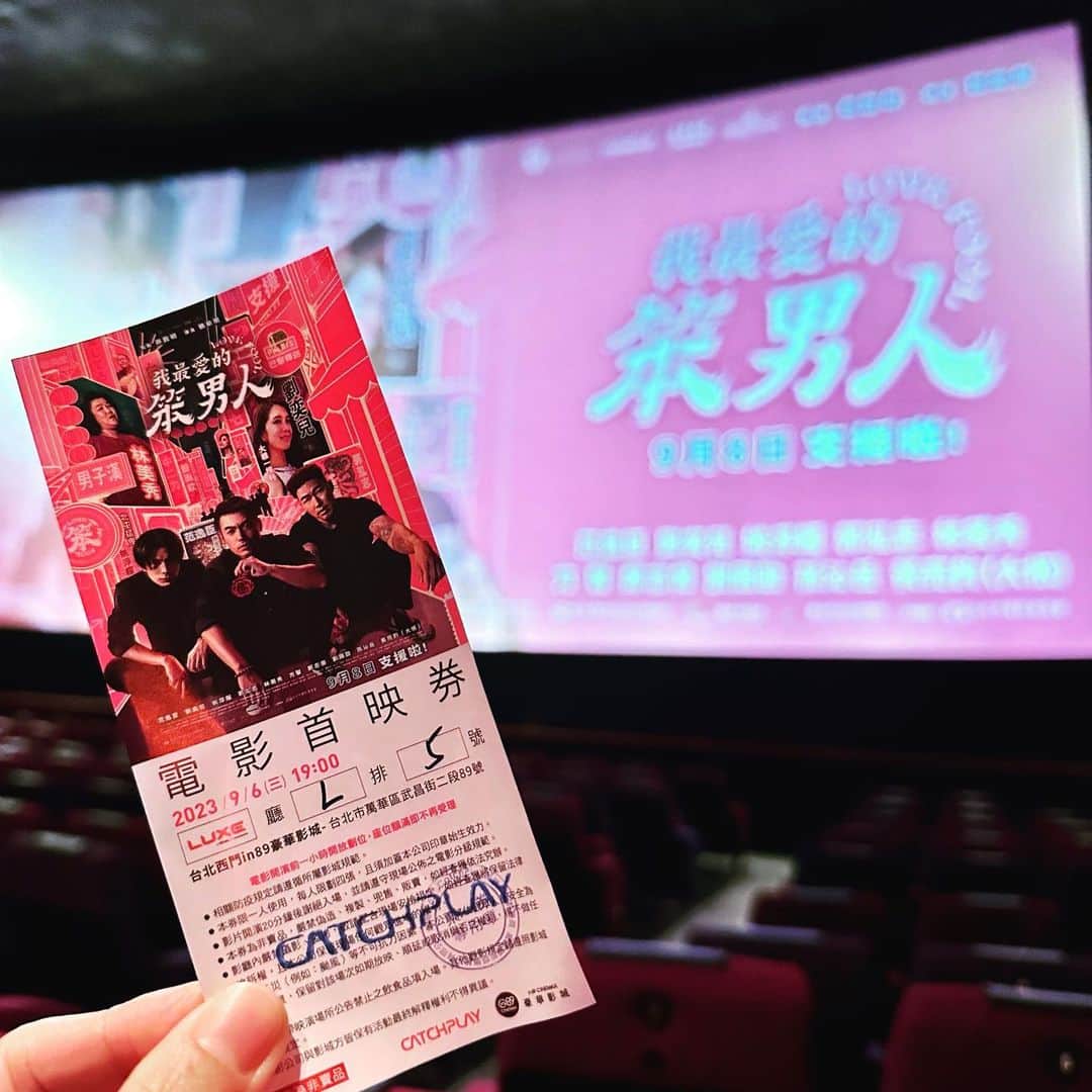 田中千絵さんのインスタグラム写真 - (田中千絵Instagram)「🧋台北生活🧋  昨夜はファンさんのご招待で 台湾映画『我最愛的笨男人(Love Fool)』の 台北プレミア試写会に行ってきました。  台湾でも任侠映画は たくさんの方たちが大好きなジャンルですが 私はピストルとか血が‘ぶしゅー’とか 演技だとわかっていても いつも目を背けてしまうので (演じるのは大好きです😂) なかなか積極的には観に行かず。 昨夜の試写会でも ピストルが出てくればマスクで目を覆い 血が出そうなシーンでは 薄目で物語を追う感じで なかなか忙しい鑑賞でした 笑  でもこの映画は ‘仁義’を全面に出すと言うより 人間のピュアでやさしい部分が たくさん描かれていたところが とても印象に残りました🌹  『我最愛的笨男人(Love Fool)』は 9月8日から台湾で公開です。 . Love is simple,simple is the best . 昨晚去觀賞《我最愛的笨男人》台北首映會。  雖然台灣也好多人喜歡去看‘兄弟片’ 但我是一直以來 都無法直視那種有槍聲或血會噴出來的電影的人 當然知道都是演出來的效果 但到現在還是一樣不敢看(但我敢演😂) 所以我都不敢去看這種義氣電影 昨晚的首映會也不例外 有看到(道具的)槍 我立刻用口罩直接掩蓋眼睛 感覺到可能會有流血的畫面 我就用翻白眼追劇的，哈  這部電影雖然有講述‘義氣’ 但讓我留下深刻印象的 反而是人單純又善良的一面🌹  《我最愛的笨男人》即將在9月8日全台上映 喜歡看兄弟片或簡單又單純的愛情片的朋友 非常推薦去看喔！  謝謝小范哥哥的觀賞邀請🫶🏻 @van_yi_chen  祝福電影大賣🧧🧧🧧 . . . #台湾 #台灣 #taiwan  #台北 #taipei  #我最愛的笨男人 #lovefool  #台湾映画 #台灣電影 #taiwanesefilm  #映画 #電影 #films  #台北と東京の生活  #中国語」9月7日 15時03分 - chietanaka817