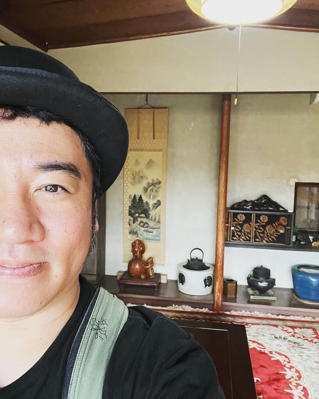 与座よしあきのインスタグラム：「こんな感じのところで沖縄っぽい撮影してきました。」