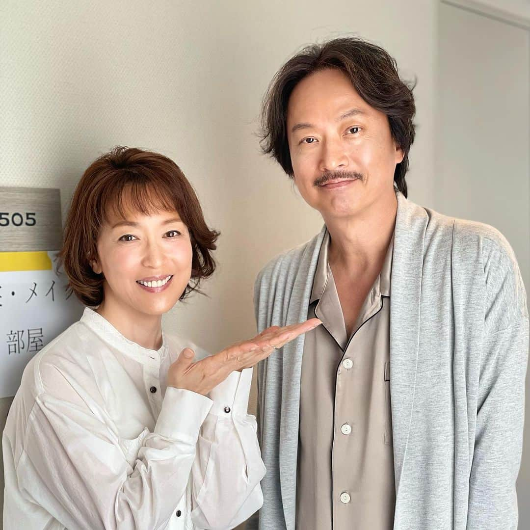 若村麻由美さんのインスタグラム写真 - (若村麻由美Instagram)「❣️桔平さんとのオフショット🤳  アタシのすばせか出演決定に当たり、スタッフキャストに大変あたたかく迎えられたのですが、ホッとする間も無く怒涛のように撮影がスタートしました。  殆どの方が初共演というド緊張感の中、クランクイン早々に旧知の桔平さんとのスチール撮影があり、どんなに心強かったかわかりません。 🤳１枚目の写真は刃月と絹代。本物の若菜絹代を演じた初日でもあり、若菜絹代の根っこが出来たように思います。  番組公式サイト #椎名桔平 さんのコメントに感謝感激感涙♡▶︎ https://www.fujitv.co.jp/subaseka/news/index09.html  この刃月恭介とのスクープ写真がきっかけで若菜絹代は失踪！  🤳２枚目の写真は刃月と妙子。今夜８話 #すばせか キーパーソン刃月の登場が見どころです。  📺 9月7日(木) 22:00～22:54  第８話 『この素晴らしき世界』フジテレビ系 毎週(木)22:00～22:54放送中 無料TVer見逃し配信中（第7話 主婦は家族をおろそかにしたのか？） ▶︎ https://tver.jp/series/sr5sif3esk 公式HP https://www.fujitv.co.jp/subaseka/ 公式Twitter https://twitter.com/subaseka_fujitv 公式Instagram https://instagram.com/subaseka_fujitv?igshid=NTc4MTIwNjQ2YQ==  #mayumiwakamura #若村麻由美 #フジテレビ #共同テレビ #木10 #連続ドラマ  #この素晴らしき世界 #すばせか #キーパーソン #椎名桔平 #男気 #感謝」9月7日 14時56分 - mayumiwakamura_official