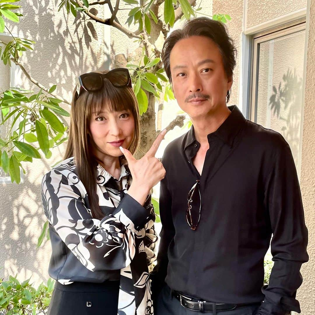 若村麻由美さんのインスタグラム写真 - (若村麻由美Instagram)「❣️桔平さんとのオフショット🤳  アタシのすばせか出演決定に当たり、スタッフキャストに大変あたたかく迎えられたのですが、ホッとする間も無く怒涛のように撮影がスタートしました。  殆どの方が初共演というド緊張感の中、クランクイン早々に旧知の桔平さんとのスチール撮影があり、どんなに心強かったかわかりません。 🤳１枚目の写真は刃月と絹代。本物の若菜絹代を演じた初日でもあり、若菜絹代の根っこが出来たように思います。  番組公式サイト #椎名桔平 さんのコメントに感謝感激感涙♡▶︎ https://www.fujitv.co.jp/subaseka/news/index09.html  この刃月恭介とのスクープ写真がきっかけで若菜絹代は失踪！  🤳２枚目の写真は刃月と妙子。今夜８話 #すばせか キーパーソン刃月の登場が見どころです。  📺 9月7日(木) 22:00～22:54  第８話 『この素晴らしき世界』フジテレビ系 毎週(木)22:00～22:54放送中 無料TVer見逃し配信中（第7話 主婦は家族をおろそかにしたのか？） ▶︎ https://tver.jp/series/sr5sif3esk 公式HP https://www.fujitv.co.jp/subaseka/ 公式Twitter https://twitter.com/subaseka_fujitv 公式Instagram https://instagram.com/subaseka_fujitv?igshid=NTc4MTIwNjQ2YQ==  #mayumiwakamura #若村麻由美 #フジテレビ #共同テレビ #木10 #連続ドラマ  #この素晴らしき世界 #すばせか #キーパーソン #椎名桔平 #男気 #感謝」9月7日 14時56分 - mayumiwakamura_official