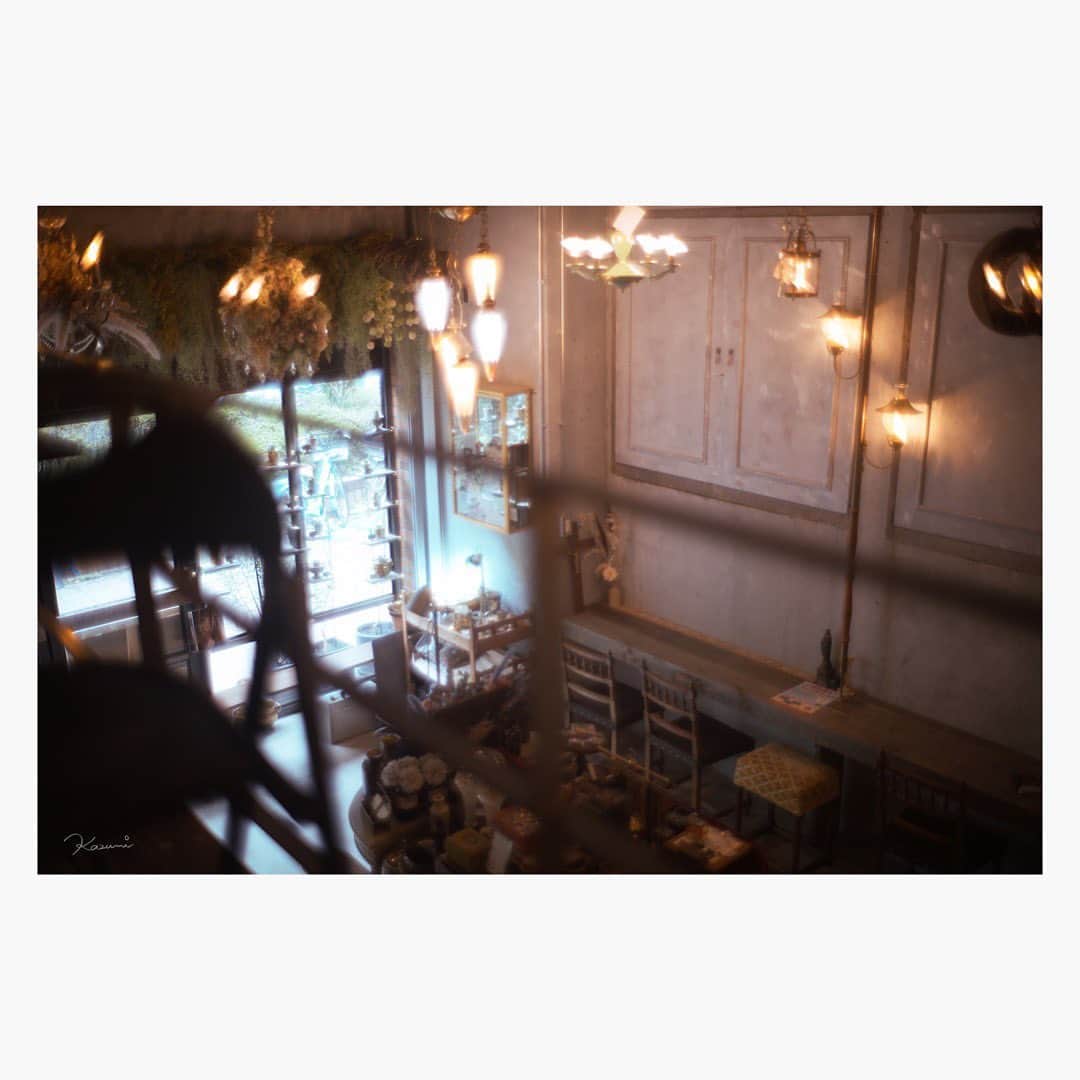 のインスタグラム：「遠いわけじゃないのに なかなか縁がなかったお店へ。 古いもの、大好きだな。 和にも洋にも見えるような 蝋燭まわりのモノを見にきたのだけれど。  Leica M10-P summilux 35mm f1.4 2nd  #leica#leicam10p#summilux#summilux35#summilux35mm2nd#oldlens#オールドレンズ#tokyo#japan#oldlens_tokyo#花澄#kazumiphotography」