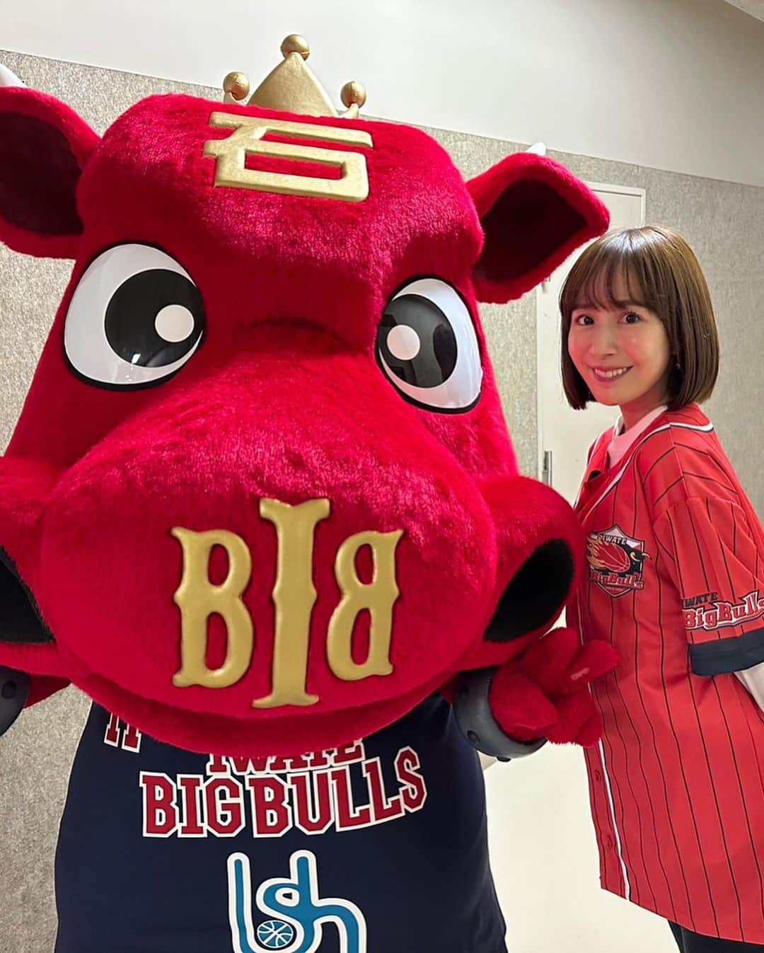 山川恵里佳のインスタグラム：「@iwatebigbulls   2023-24シーズン 岩手ビッグブルズオフィシャルアンバサダーに就任致しました🏀  このように皆様と一緒に応援できることを嬉しく、誇りに思います！  新しいチームスローガン「THE RED PRIDE」を胸に 岩手ビッグブルズの魅力をより多くの人に伝えられるよう 精一杯努めてまいります！  皆様、是非会場に足を運んでいただき一緒に盛り上げてください！ 私を見かけたら声かけてくださいね❤️‍🔥  B2優勝に向けてGO！BIGBULLS！  #岩手ビッグブルズ #b2リーグ  #岩手ビッグブルズオフィシャルアンバサダー #ビューティー」