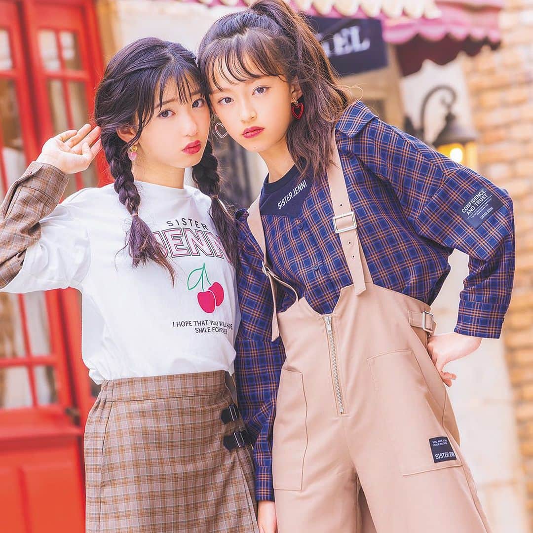 のインスタグラム：「楽しみにしてたこのコーデ❤︎ 今週入荷ですっ👏👏  秋はチェックが豊富で嬉しい☺️  #sisterjenni #シスタージェニィ #関屋伊織 #新井葵来  #ニコプチ」