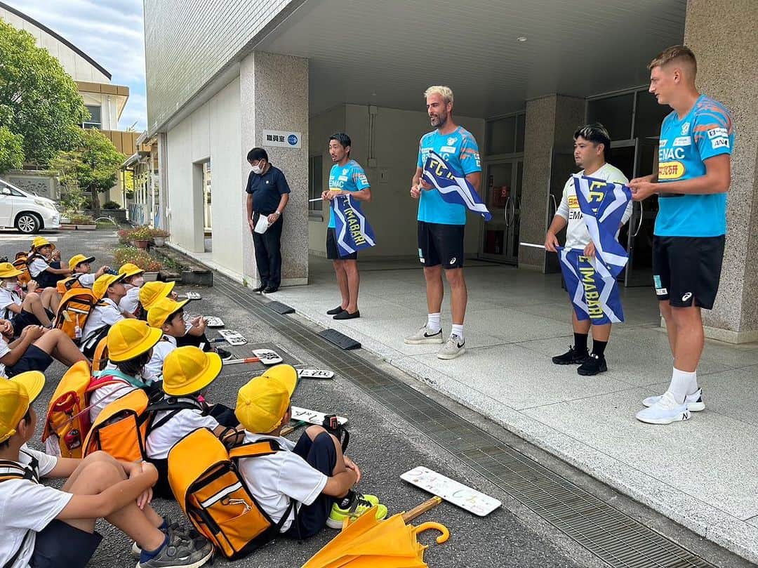 のインスタグラム：「あいさつ運動＆みまもる運動 今回は波止浜小学校。 安全に帰りましょう😁  #fc今治 #突き進め光射す方へ #波止浜小学校 #次はどこの学校かな」