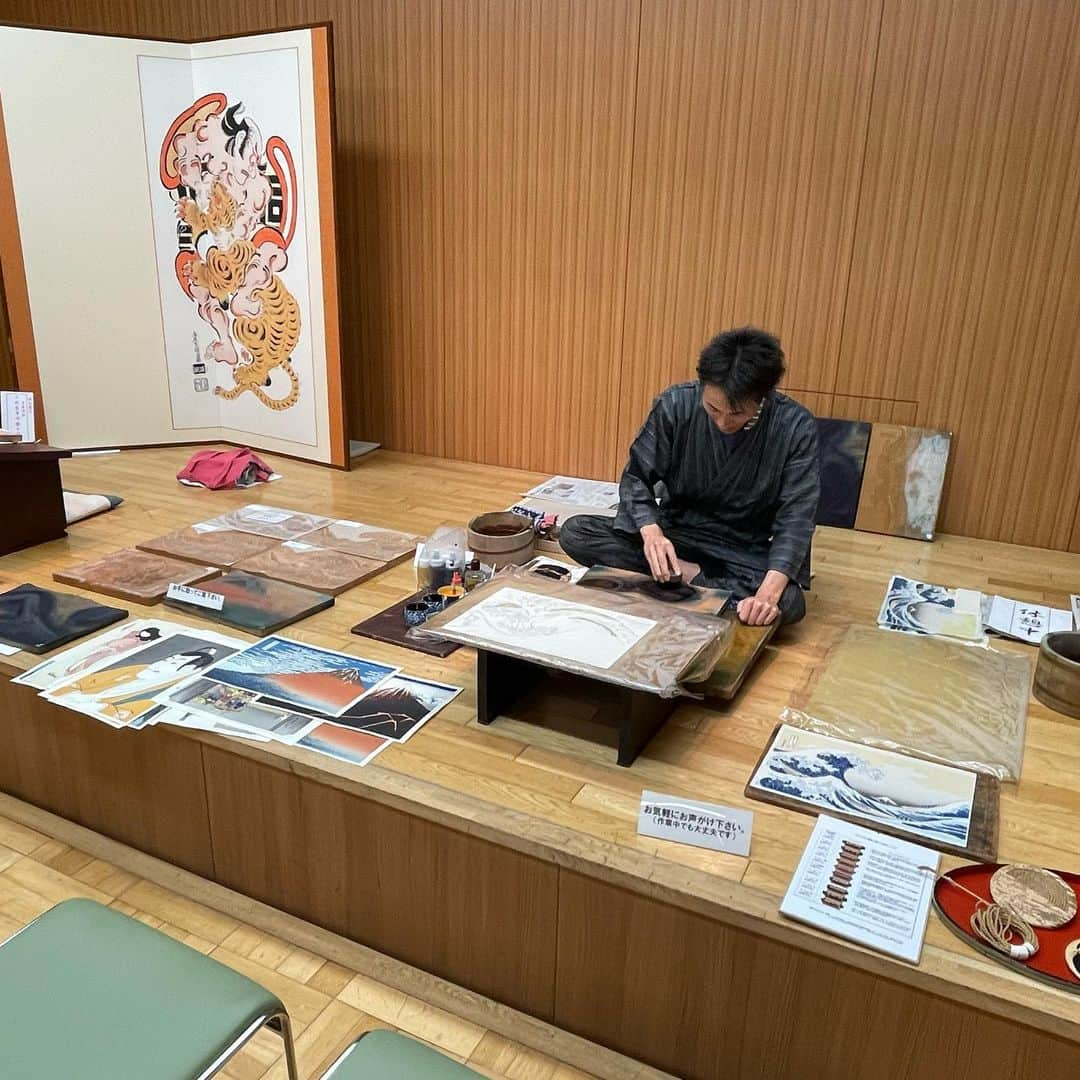 DJ AIKO 62さんのインスタグラム写真 - (DJ AIKO 62Instagram)「【読むアート噺】  第四回　浮世絵木版画作品展 伝統の技を受け継ぐ人達 2023.9.5-9.10 深川江戸資料館　レクホールB1F  木版画摺師の平井恭子 @kyoko.hirai さんの投稿を見て、清澄白河の深川江戸資料館へ。何度か来たこともあるので、この日は直接作品展へ向かいました。作品展だけなら入場は無料です。  特別展示として鳥居清倍《二代目市川団十郎の虎退治》（千葉市美術館蔵）の拡大木版画の展示も。（写真1枚目）平井さんをはじめ、伝統的な技法を受け継ぐ職人さんたちが、畳一畳ほどという拡大サイズの木版画制作に取り組まれました。迫力のある作品で、制作する様子の映像展示もあります。  鮮やかな多色刷りの作品だと、摺りの回数もびっくりするほど多い。キャプションに表記があるので、注目してください。微妙な色の違いや、細部の表現にまで意識が行って、鑑賞がより楽しくなりました。  会場では実演も見られますよ。  また、無料のワークショップも開催されているので是非。時間が合わずに断念しましたが、うちわ、やってみたかったなー。  平井さんとはお会いしたことはないのですが、かつて京都で担当していた番組のリスナーさんでいらっしゃったと聞いて、いつか作品も拝見できたらいいなと思っていたので嬉しかったです。  今回は取材ではないため、1点撮りができず、展示風景としての写真のみとなります。  京都展も11月にあるそう！ 深川江戸資料館での展示は10日までと短いのですが、是非どうぞ！おすすめです。  #おすすめ美術展 #美術館巡り #美術館 #アート散歩 #DJAIKO62 #djaiko62のアート噺 #学芸員djのdjaiko62 #読むアート噺 #アート噺 #東京 #清澄白河 #深川江戸資料館 #浮世絵木版画作品展 #浮世絵木版画彫摺技術保存協会  #木版画 #版画」9月7日 15時01分 - djaiko62