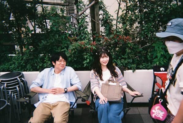 初恋、ざらりのインスタグラム：「#初恋ざらり 🌸🤍オフショット  現場セッティング中…  スタッフにも 気さくに話しかけてくれるおふたり☺️  現場は和やかな雰囲気でした°･🐠  第10話は明日 深夜24時12分放送🪼  TVerで９話見逃し配信中🫧  #小野花梨 #風間俊介」