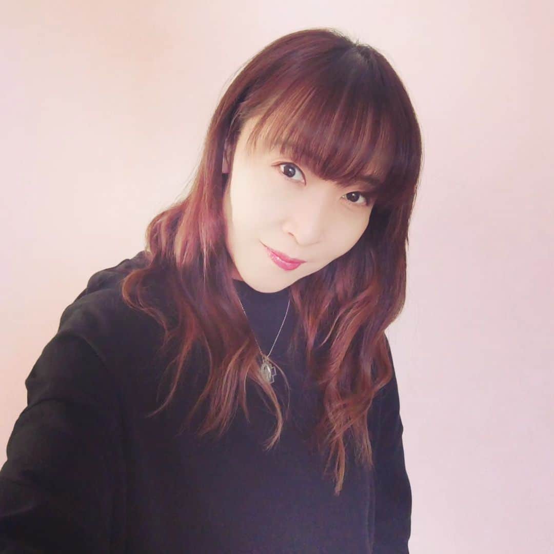 atsukoのインスタグラム：「新しいヘアアイロン買ったので 最近は髪の毛まきまきしてますのよ。おほほ。  #angela_jpn #ヘアアイロン #animesong #anime」