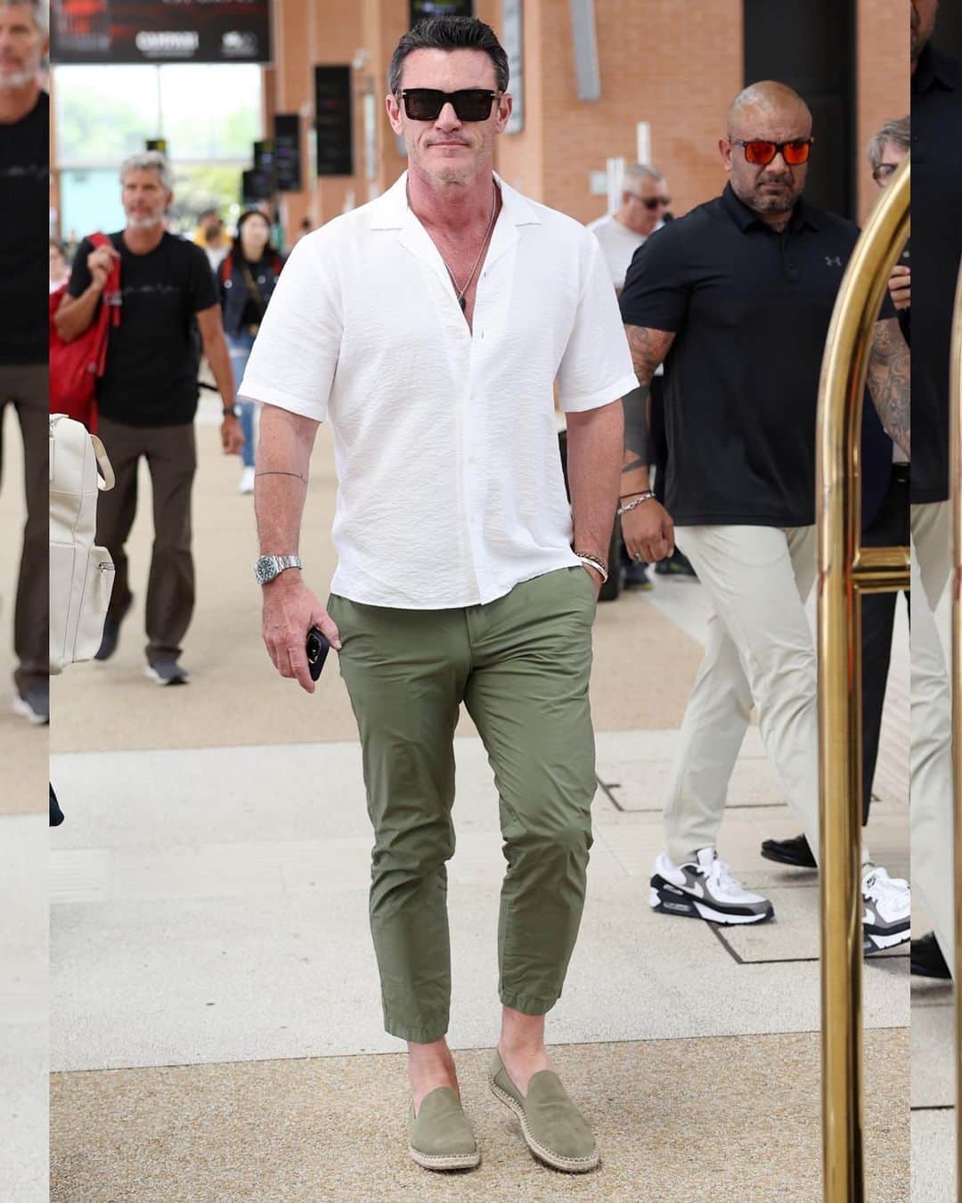 Just Jaredさんのインスタグラム写真 - (Just JaredInstagram)「Luke Evans looks cool as he catches a flight out of Venice. #LukeEvans Photos: Backgrid」9月7日 15時12分 - justjared
