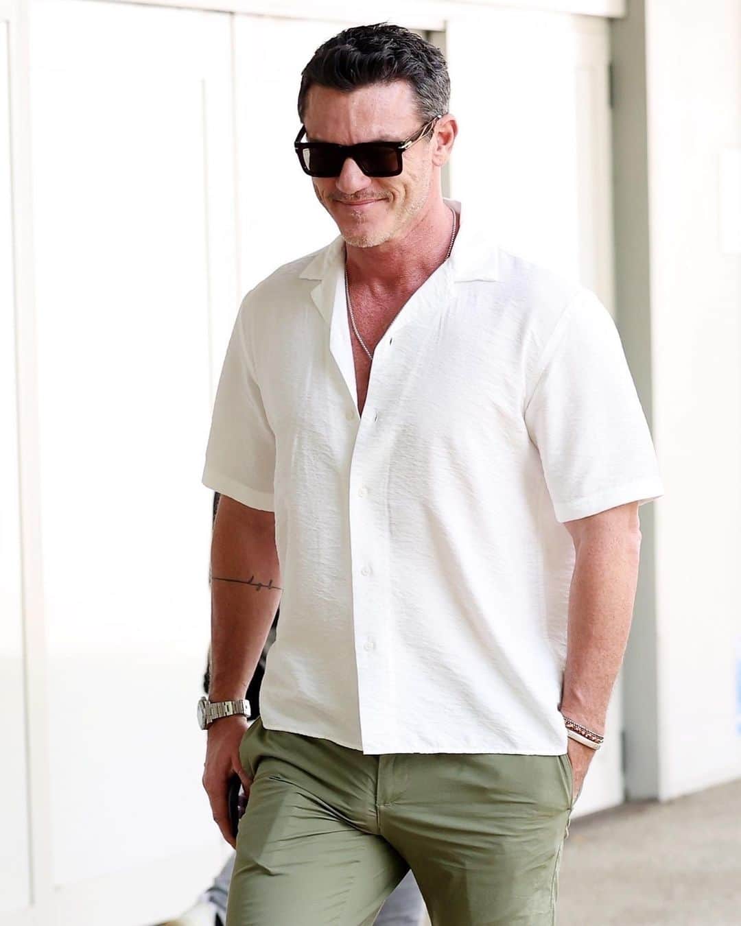 Just Jaredさんのインスタグラム写真 - (Just JaredInstagram)「Luke Evans looks cool as he catches a flight out of Venice. #LukeEvans Photos: Backgrid」9月7日 15時12分 - justjared