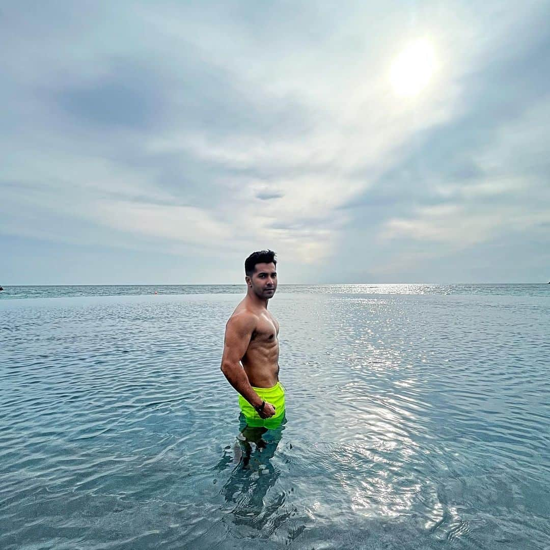 Varun Dhawanのインスタグラム：「Happy place 🐠   @ritzcarltonmaldives  @makeplansholidays」