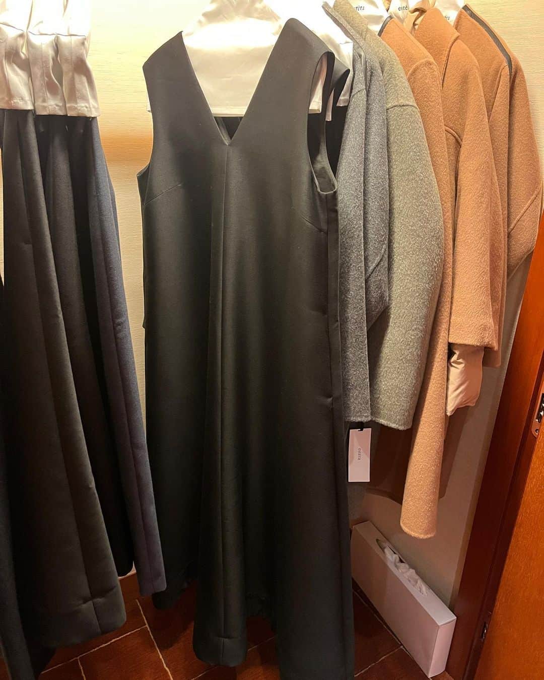 福田葉子さんのインスタグラム写真 - (福田葉子Instagram)「審美眼、というイタリア語の意味を持つエステータ　@esteta_jp のお披露目発表会へ。 髙橋リタという、審美眼の代名詞的スタイリストにしか作れない服がずらり一堂に。ほんとに、とてもリタさんらしい。@jojopon   実際に着て動いたときにどうか、生活のいろんなシーンでこう着る、といったような徹底したリアリティも特徴的。 ビッグすぎないシルエットのコート、マントなのに手が使いやすい、ツイードでもカジュアル感がある、フォルムの美しいブラックドレス、トレンドだけど大人の品格、辛口すぎずモードすぎない…色数と型数を絞り込み、こだわりのコレクション。 アイコンのひとつでもある、黒のビスチェ、予約しました。シャツやニットの上に着るレイヤードビスチェ、探してはいたけどなかなか大人っぽい上質なものがなくて。 リタさんブランドのパンツには絶対的信頼を置いているのですが、サイズなどを確認してから買いたいので、伊勢丹新宿のポップアップへ行こうと思います。9月末まで。うめだ阪急では今月中旬まで。 ハイブランドの服がどんどんZ世代狙いにシフトしてしっくりこない、今の自分に似合うベーシックをずっと探している、ほんの少しトレンドも取り入れたい、そんな大人の女性に教えたいブランドです。 #esteta #ritatakahashi #debut #lux #basic #fashion #good #エステータ　#髙橋リタ　#リタベーシック　#デビュー　#お披露目　#大人のおしゃれ　#おすすめ」9月7日 15時06分 - yoyoyokoko