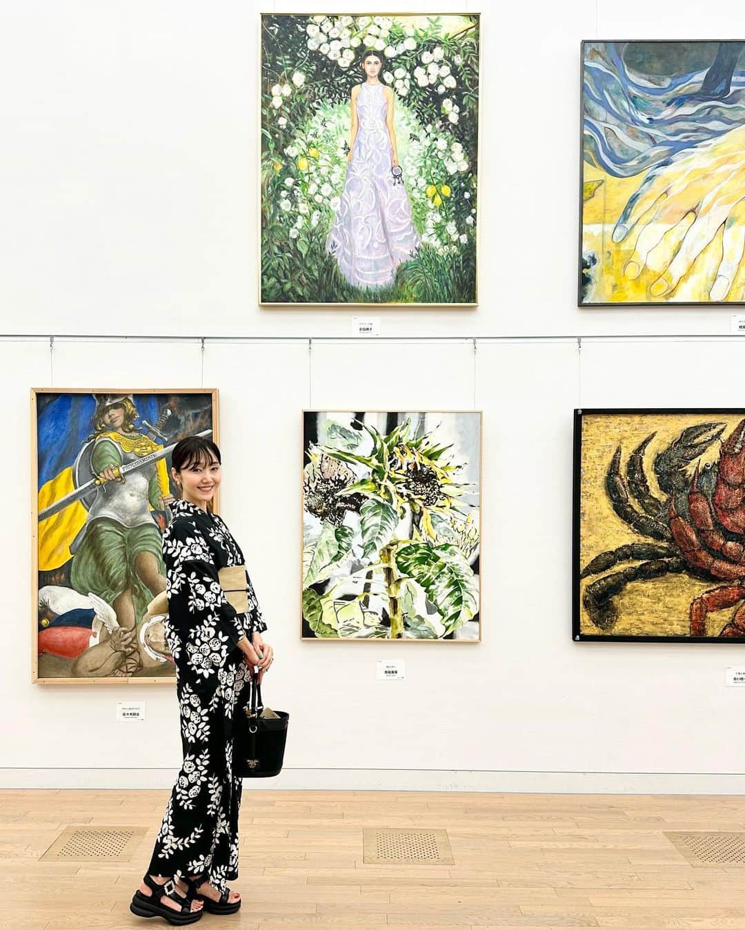織香のインスタグラム：「二科展へ☺︎  色んな世界観の絵画がたくさん‼︎  同じ場所に生きていても 見えてるものはこんなに違うのかと思ったら 楽しかった😊  マエノリさんの『ヤスミンの庭』  エネルギッシュな作品が多い中 とても繊細なタッチに心惹かれ  心の鍵を開けて羽ばたこう🦋 ってメッセージ受け取りました☺️  ミホちゃんと @maisonmaenori の浴衣 着て行ってきました！  リバティの様な美しい柄の浴衣とても素敵✨ 夏の終わりに一緒に着れて良かった😊  #二科展 #9/18まで #3階5エリア #国立新美術館 #ヤスミンの庭 #入選おめでとうございます #絵画#美術館 #浴衣 @sankatsu_yukata  #☔️予報 #マエノリコンクリートサンダル  #art」