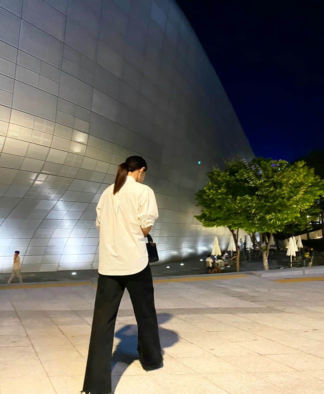 イ・ヨンアのインスタグラム：「#LGOLED#FRIEZE#FRIEZESEOUL 해가 지면 눈이감기는 병에걸린 모카와 나의 짧은 밤데이트 운동복만 입고 만나다 원피스입은 정윤언니랑 운명처럼 마주침^^ 노 쭈쭈바!9월 가을밤의 한송이 백양꽃 나의 20대 모습을 가장 빛나게 남겨준 권영호작가님과」