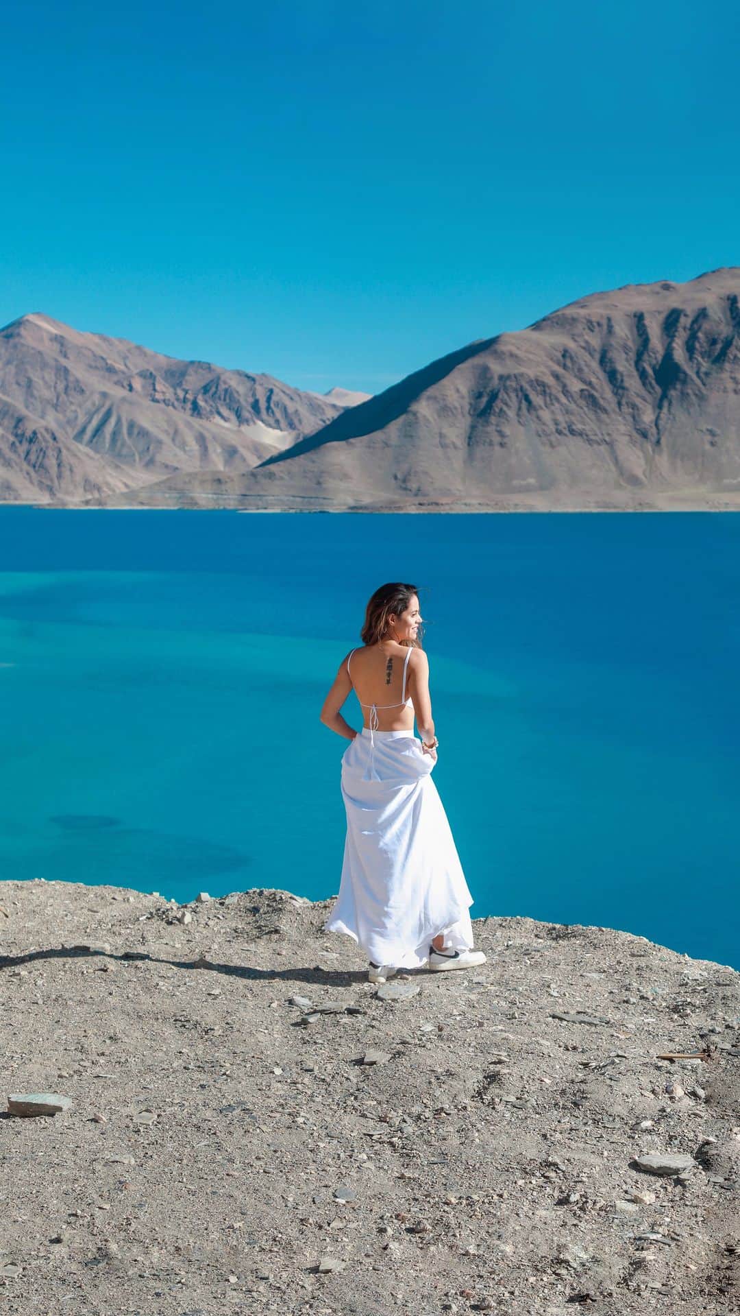 Aakriti Ranaのインスタグラム：「Had to drive the @landrover_in Defender at Pangong wearing a gorgeous white lehenga! This place truly looks unreal! Such a vibe🔥   📸 Shot by @vikrantdate @advait_bartakke   #DefenderJourneys @Cougar__Motorsport #CougarMotorsport #partnership #aakritirana #landroverdefender #defender #pangonglake #pangongtso #incredibleindia #travelblogger #indiantravelblogger #lehenga #indianoutfit #reelsindia」