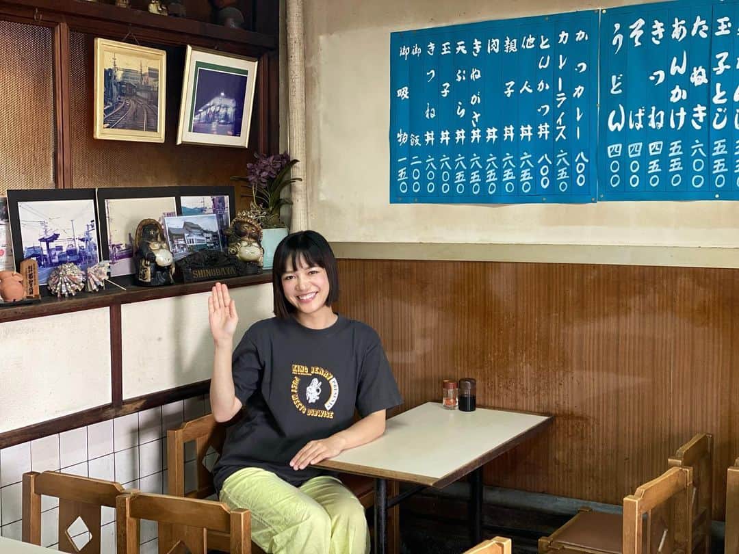 金原早苗のインスタグラム：「京都観光に来た、外国人モノマネ。  新喜劇セットのよーな うどん屋さん。  #篠田屋 #皿盛り」