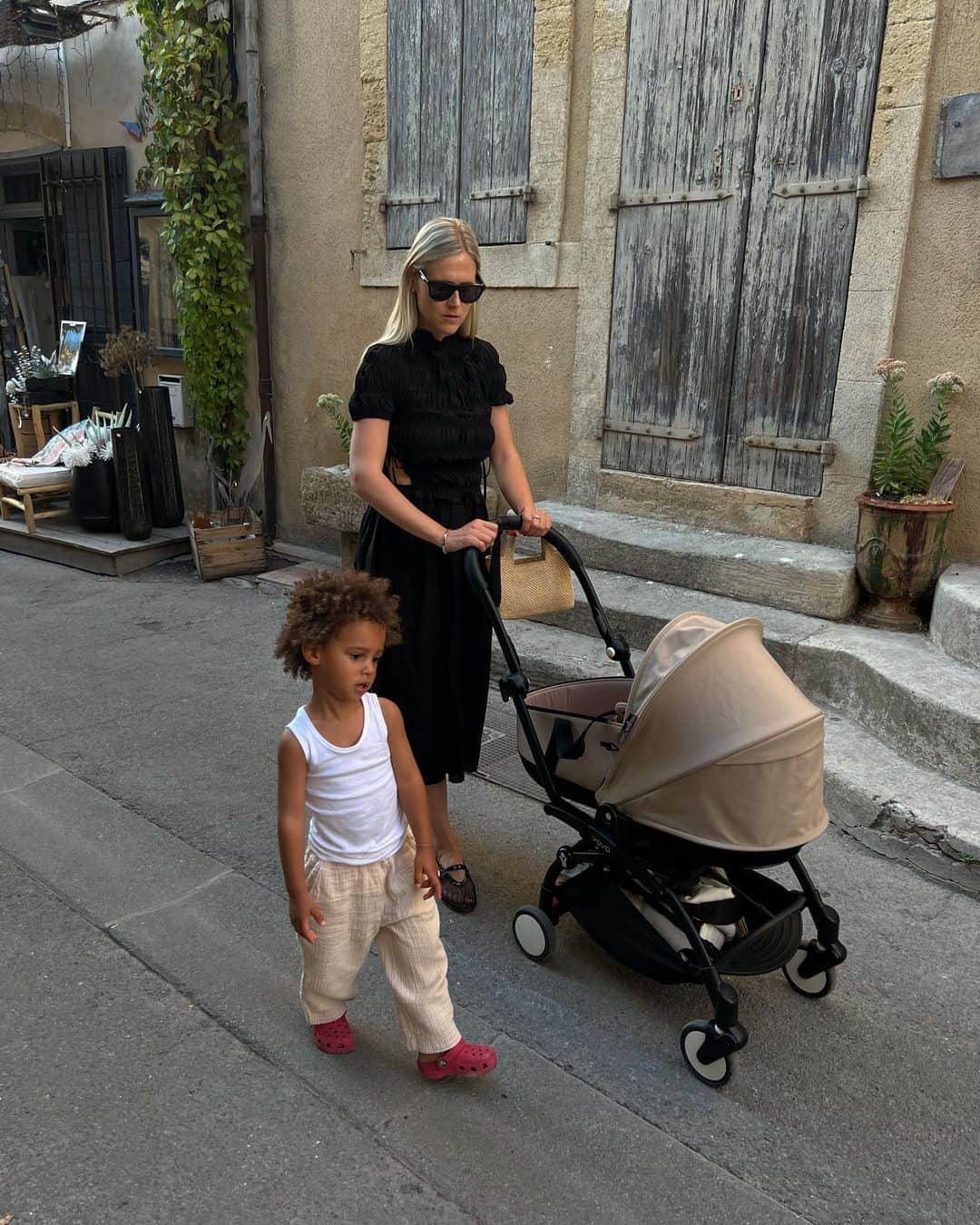 Linda Tolのインスタグラム：「Strolling Around」