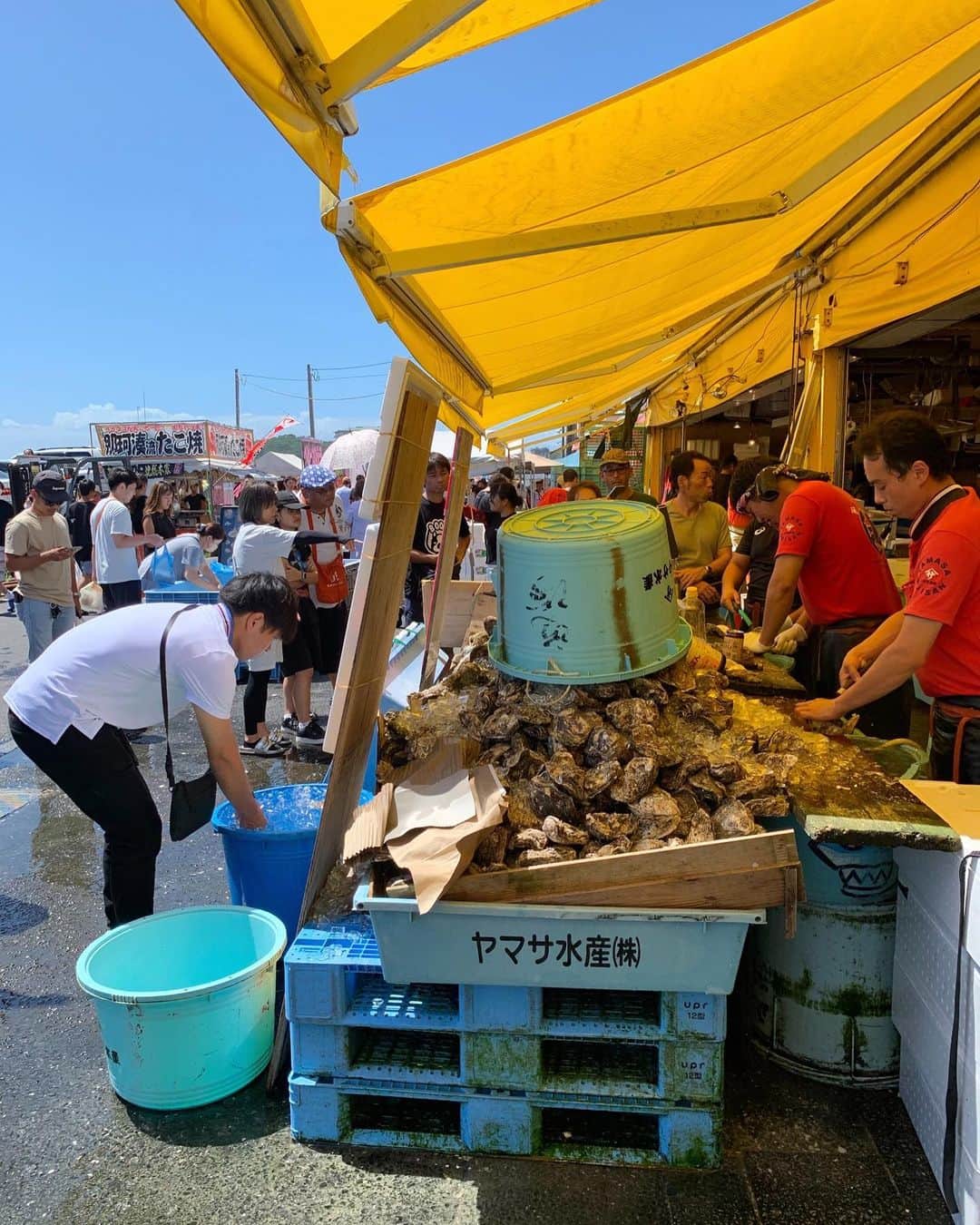 職人.comさんのインスタグラム写真 - (職人.comInstagram)「【那珂湊おさかな市場で天然の岩牡蠣を】   岩牡蠣の旬は夏。牡蠣というと冬のイメージが強いですが、それは真牡蠣と呼ばれる種類の話。夏に食べる岩牡蠣はなんといっても大きく弾力があり、生で食べるのにぴったりなのです。   日本国内で流通する牡蠣は、大きく分けて11～4月ごろの冬が旬の「真牡蠣」と、6～9月ごろの夏が旬の「岩牡蠣」の2種類です。この2つは育ち方や産地、味などすべてに違いがありますが、なかでも特筆すべき違いはその大きさです。殻が薄く小ぶりな分、凝縮されたようなクリーミーさや甘みを味わうことができる真牡蠣に対して、岩牡蠣は大粒でボリューミー、殻も大きく、まさに岩のようにゴツゴツしています。   茨城県ひたちなか市にある「那珂湊おさかな市場」は、那珂湊漁港前に直線で300ｍの間に海産物店と食事処が軒を連ねる観光市場です。その日獲れたばかりの新鮮な魚介類を良心価格で販売していることから、年間利用者は約100万人にものぼります。この市場について調べていたお盆は、まさに茨城の岩牡蠣の旬真っ只中。そうと知ったら行かないわけには行かず、東京から約2時間車を走らせて行ってきました。   午前中に到着したにもかかわらず、すでに人でにぎわい活気にあふれています。まずは、市場内にあるお手頃に新鮮で大きなネタを食べられることで有名な回転寿司「市場寿し」へ行きお腹を満たし、いよいよ牡蠣です。市場を歩くと牡蠣だけでもさまざまな看板が目に入りますが、せっかくここまで来て悔いは残したくなかったため、「極上」「天然」「特大」とやたらすごそうな言葉が並べられた岩牡蠣に決定。店頭には、食べ終わった人が入れていった殻の山があり、太陽の光が反射してキラキラと輝いています。   岩牡蠣を注文すると、その場で殻をむいて流水で丁寧に洗い手渡してくれます。氷が敷き詰めてある台の上でレモンとポン酢を少しかけ、いざ実食。改めて食べる前になると、果たして一口でいけるのか不安になるほどの大きさですが、一滴もうまみを逃したくないためここはやはり気合いで、殻を勢いよく傾け、口の中に身を滑らせます。その瞬間に、雑味のない透明な海の香りが口いっぱいに広がり、身を噛むとプリッとした食感で、牡蠣らしいクリーミーさがありつつもさっぱりとした味わい。「おいしい～」と取り急ぎ表情だけで会話しながら、口はしっかりと味わうことに集中。冷たくて、大きくて、一口でいくと口の中に海が広がったよう。なくなるのが惜しいなと思いながら飲み込みました。   アンコウやヤリイカの干物やみりん干しなども有名な那珂湊おさかな市場ですが、天然の岩牡蠣はぜひ食べていただきたいです。関東で新鮮な牡蠣を味わえる場所はとても貴重だと思うので、近くに行かれた際は足を運んでみてください。  那珂湊おさかな市場 http://www.nakaminato-osakanaichiba.jp/ ショールームのご案内 https://www.shokunin.com/jp/showroom/  参考資料 https://www.city.hitachinaka.lg.jp/business/kankoshinko/1002713/1002719.html https://www.knt.co.jp/goto/miryoku/kanto/bimi002.html https://travel.navitime.com/ja/area/jp/spot/02301-2900416/ http://www.oarai-kaisen.com/ichiba/season/summer/index.html https://www.ibaraki-shokusai.net/brand/iwagaki/ https://uopochi.jp/info/faq/kaki-shun/  @shokunincom  #職人ドットコム #京都市 #上京区 #中京区 #西陣 #キッチン用品 #調理道具 #調理器具 #料理道具 #台所道具 #手仕事 #暮らしの道具 #暮らしを楽しむ #器のある暮らし #焼き物 #生活工芸 #岩牡蠣 #真牡蠣 #生牡蠣 #生ガキ #那珂湊おさかな市場 #那珂湊 #おさかな市場 #市場寿し #新鮮な牡蠣 #那珂湊漁港 #茨城県ひたちなか市 #ひたちなか #茨城県 #ひたちなか市」9月7日 15時38分 - shokunincom