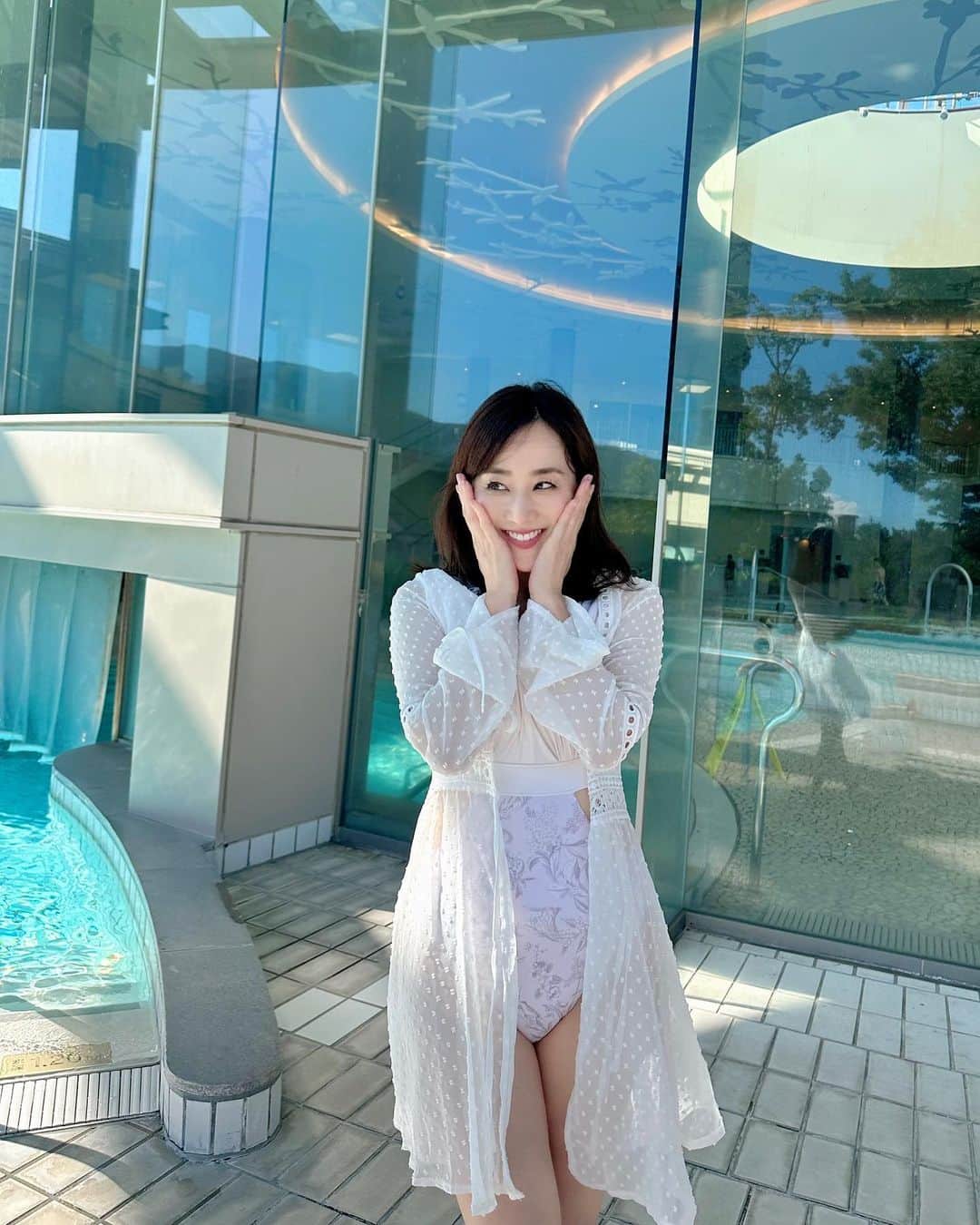 村上麻衣のインスタグラム：「まだまだ暑いから プールへ🩵  4月に注文して7月末にようやく届いた、 @eimyistoire_official の水着で。  すぐなりすましアカウントに画像転用されてしまうので もし全体像が見たい方いらっしゃったら、 サブスクリプションsubscriptionへどうぞ👉です。笑  #プール #プール遊び #pool #夏#日帰り旅行」