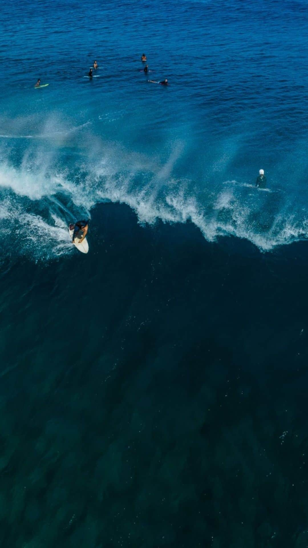 ジョアン・ディファイのインスタグラム：「A big month in Tahiti done and dusted !  I Learned a lot 🙌🏾  Thank you @surfingfrance for all the facilities on site. Thank you @palmito974 @fredorobin @hirateriinatoofa @matehau.tetopata @floresjeremy and the rest.  Can’t wait to be home and continue the work with @phacoach and get back in our routine 💥🥰 But first stop in 🇫🇷 for some work.」