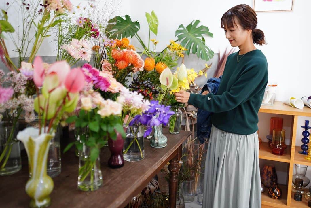 前田有紀のインスタグラム：「秋になり、本格的なお花のギフトなどのオーダーが多くなってきています。9月10月のイベントなどのスケジュールも埋まってきていて、あっという間に今年がすぎていきそうです。。  いつもお花を頼んでくださっているみなさま、ありがとうございます。 gui @gui.flower はオンラインから、NUR @nur__flower 店頭で、また急ぎの予約の場合DM対応もしております。  先日のとある企画の取材受けで、お店で撮影してもらいました〜！お花も服も秋の色が気になってくる今日この頃🍂  tops : @dressterior_official  skirt: @greychord__official  styling : @chinakmm」