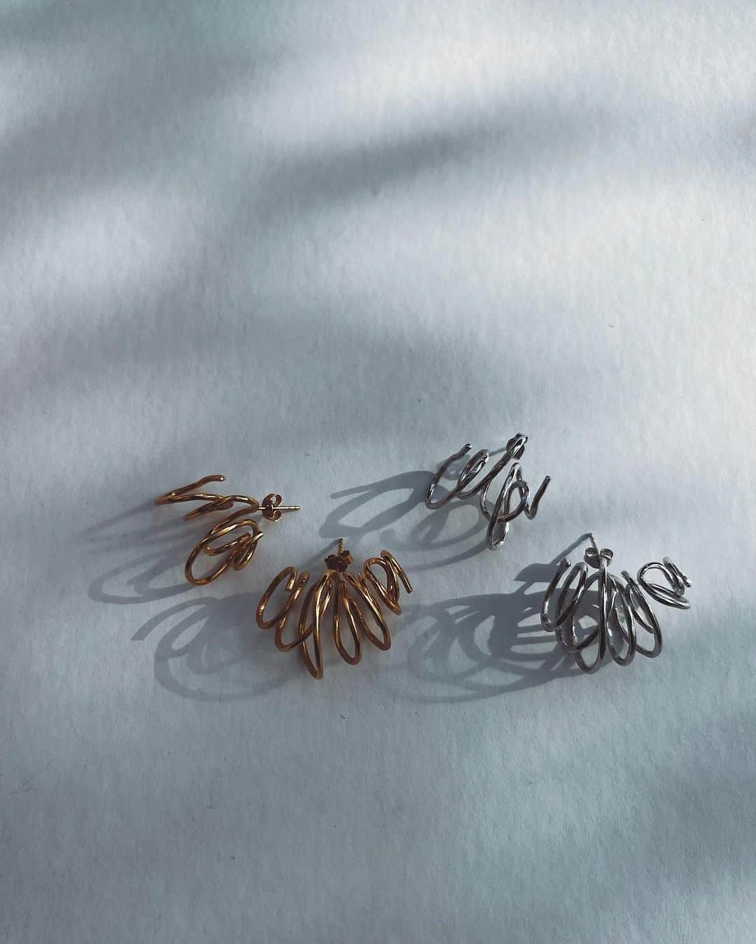 ジュジュのインスタグラム：「くるくるくる💫  一度は制作NGになったitem...  だけど、想像したらどんなstyleにも...どんな方にも合い易く,それでいて見た事無いDesignで...👀  All seasonいけるし、そして丁度良い大きさやバランス...  絶対の絶対に実現させる💪と作り手様とタックを組んでやっと実現したitem🤝🥹  針金感を無くす為に所々に、打ちつけた🔨様な細工を施し、巻きつけるバランスやボリュームにもとてもこだわりました。  なんとコチラは機械での量産は出来ず、一つ一つ職人さんの手作りで仕上げる貴重なitem✨  おっと目を引くDesignは既に着けてると早めに反応頂き...🤲喜♡  追々又着用を...✨  order ...coming soon.  #silver925」