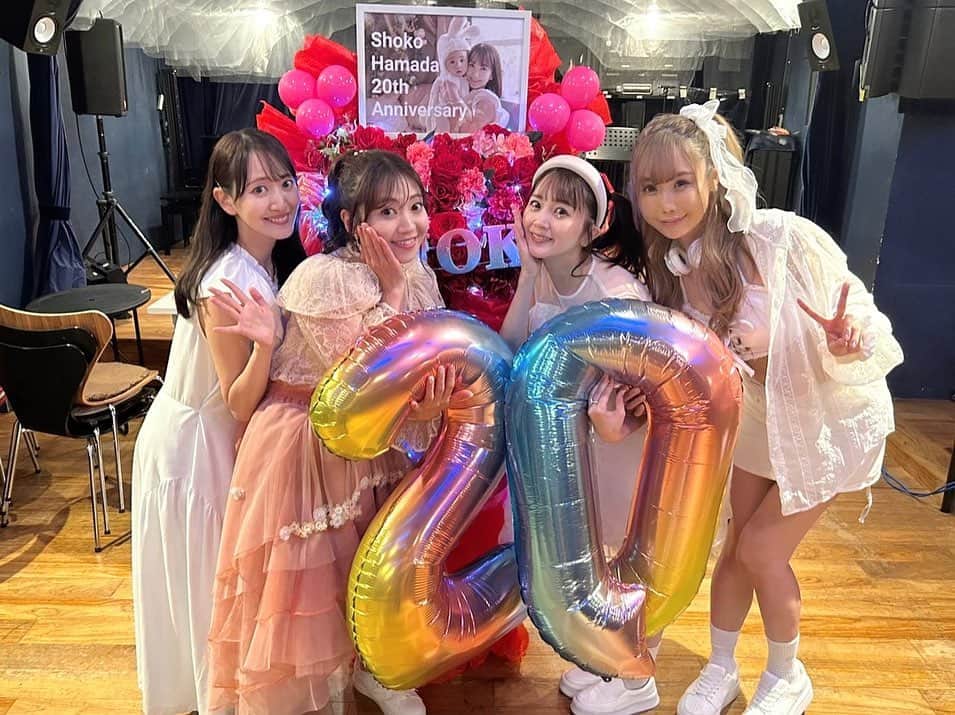 浜田コウのインスタグラム：「しょこちゃん20周年♡ gra-DOLL1日限定復活ライブありがとうございました😊  久しぶりにアイドルさせてもらえて本当に楽しくて幸せな1日でした😌✨ この年齢でまたアイドルできたのは応援してくださる皆さんやメンバーやhajirockPのおかげ！ 会場に来てくださった方に、配信で観てくださった方もありがとうございました✨  終わってから何回も言ってるけど、ほんま楽しかった〜🌸 終わると寂しいけど大好きなメンバーと素敵な思い出ができて嬉しかったなぁ😌  写真たくさんあるのでちょっとずつ載せていこうかな♪」