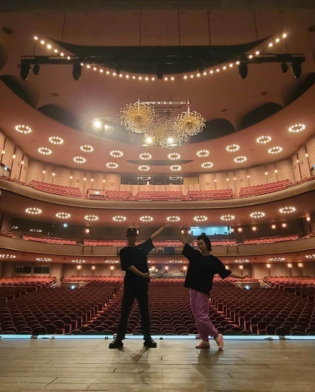 皆本麻帆のインスタグラム：「こちらは梅芸での写真ですね。。集まるシリーズ💟ﾅﾂｶｼｲ  ファントム、私の登板は残り3。。。震えるぜ🌹  昨日の休演日ははしっかりサウナで爆風ロウリュをきめたので、今日の夜公演もレッツシェアします！！！🔥」