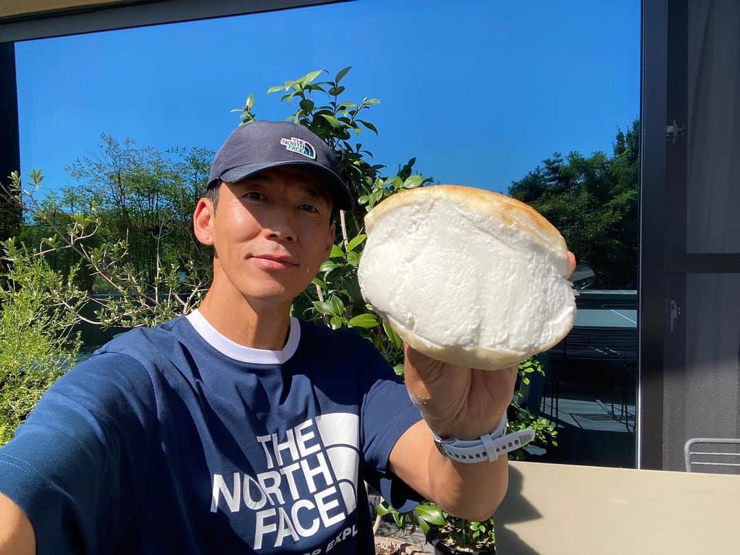 ジヌションのインスタグラム：「🥯 치팅 데이 아니고 몸무게 회복 데이 먹자!」
