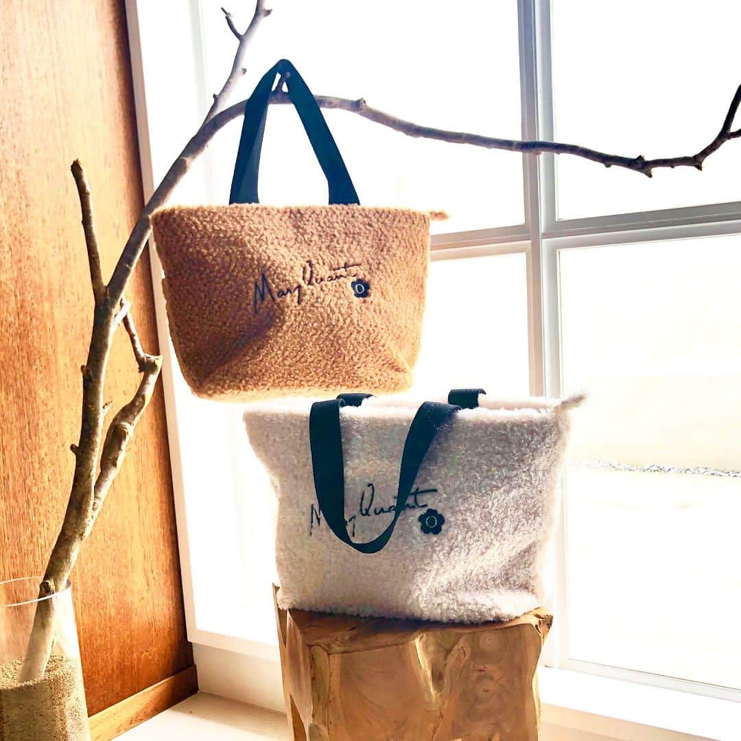 MARY QUANT officialのインスタグラム：「- #ボアサイン刺繍トート - #MARYQUANT #2023AUTUMN #NEWITEMS #FASHION - #マリークヮント #トートバッグ #ボア #ボアバッグ #モコモコバッグ」