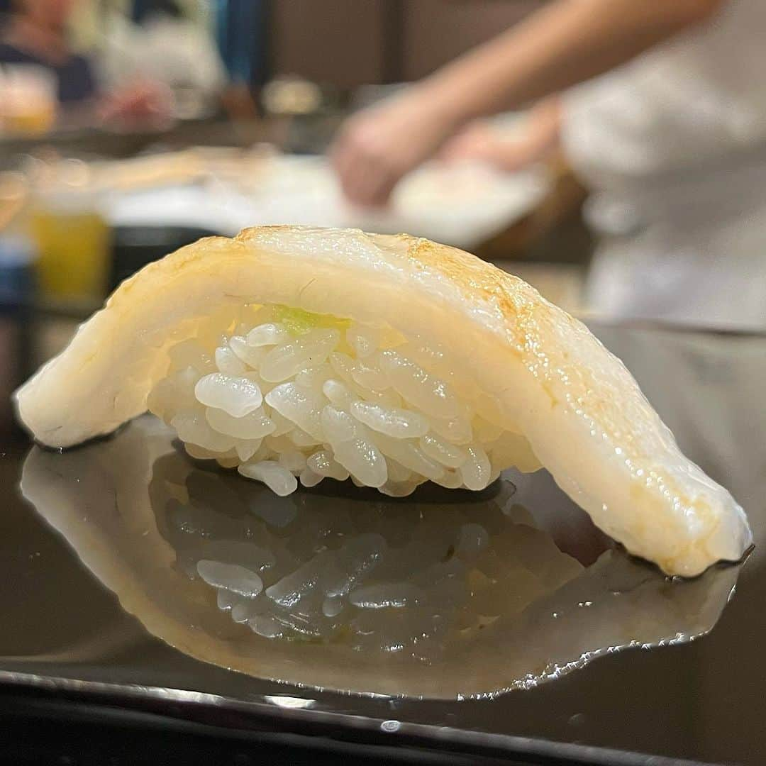 SUSHI KANDA • 寿司神田のインスタグラム：「平目の縁側  For reservation: 099.606.0013 Or Line ID 027126639  #sushikanda #sushi #japanesecuisine #sashimi #foodporn #aroi #aroiibkk #ginraidee #paigingun #wongnai #edtguide #bkkmenu #starvingtime #寿司神田 #寿司スタグラム #鮨 #寿司 #すし #バンコク寿司 #銀座グルメ #赤酢 #横井醸造」