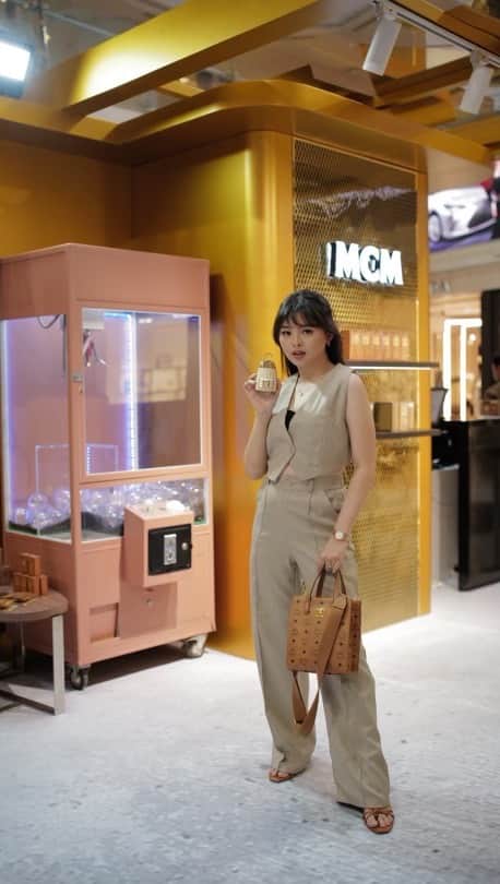ジェシカ・ファニアのインスタグラム：「Celebrated MCM’s new perfume exclusive launch in Indonesia! #MCMworldwide #MCMfragrance #MCMtribe  With 2 different types of perfume: Broaden territory with MCM Ultra (playful woody floral ; black currant, pink pepper, cedarwood and golden amber)  A fragrance revolution with MCM EDP (floral woody ; hyper-real raspberry, jasmine and ambrox)  Congrats once again for @luxasia.idn @mcmworldwide」