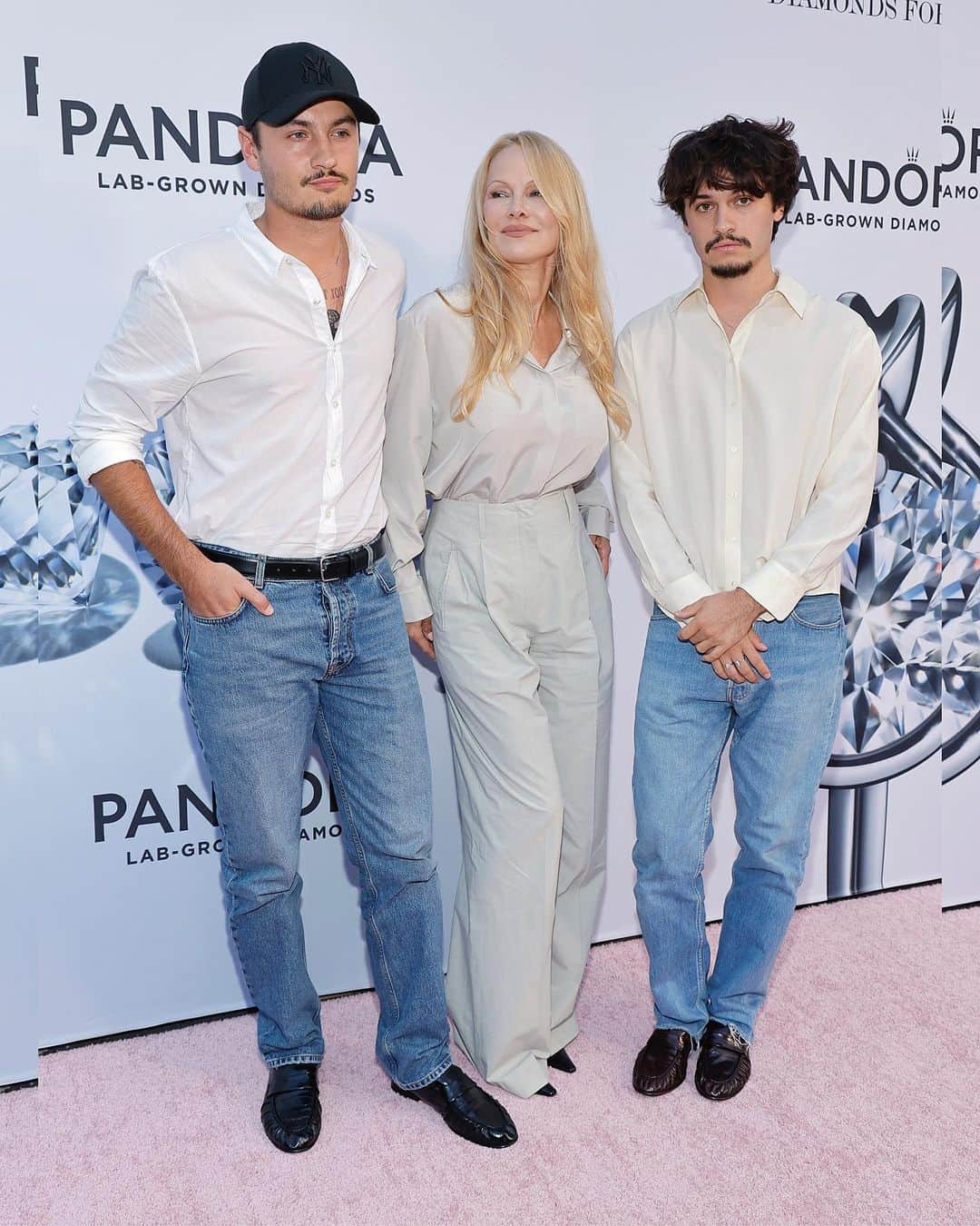 Just Jaredさんのインスタグラム写真 - (Just JaredInstagram)「Pamela Anderson and her sons, Brandon and Dylan Lee, walk the pink carpet together with Ashley Park, Halle Bailey, Julia Fox, Barbie Ferreira, and #Barbie star Ariana Greenblatt at Pandora's Lab Grown Diamonds party in NYC #PamelaAnderson #BrandonLee #DylanLee #AshleyPark #HalleBailey #JuliaFox #BarbieFerreira #ArianaGreenblatt Photos: Getty」9月7日 15時57分 - justjared
