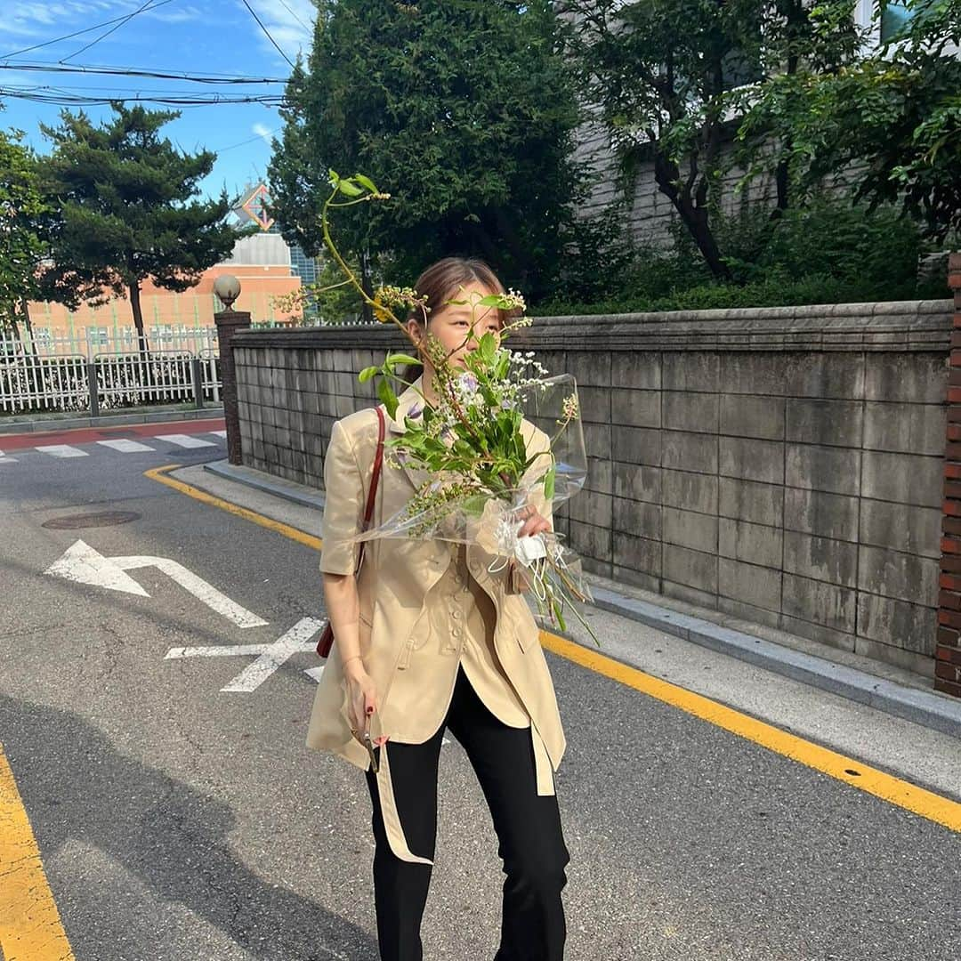 ユン・ウネのインスタグラム：「결혼식 다녀왔어요~🤍😊 축복만땅! 🙏  #하객룩 #ootd」