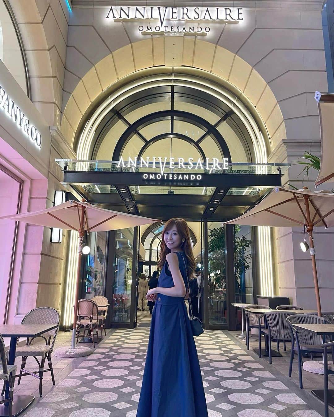 のインスタグラム：「.  ANNIVERSAIRE表参道 @anniversaire_omotesando  がリニューアルオープン🎉 . 1Fにはカフェラウンジや、スイーツショップ、フラワーショップ、ギフトショップ、アートギャラリーなどが展開されて見所がたくさん😍 4Fのアトリエではドレスの展示や試着スペースもあって、素敵なドレスを間近で見ることができました👗✨ 360度カメラもあって体験させてもらえて面白かった😆笑  そして最上階の8Fには、完全予約制のルーフトップレストラン「テラス(TERRASSE)」がオープン✨ こちらは「アニヴェルセル」各施設でウェディング、プロポーズ、イベントのいずれかを実施したことのある人と、その同行者のみが利用可能な完全予約制のレストランなんだそう😊 都会を一望できる景色も最高で、雰囲気も抜群でした〜😍  皆さんもぜひリニューアルしたアニヴェルセルに遊びに行ってみてね❣️ . . . . .  #sponsored 　#アニヴェルセル　#アニヴェルセル表参道　#リニューアル　#記念日の館　#レセプションパーティ #人生に記念日の輝きを」
