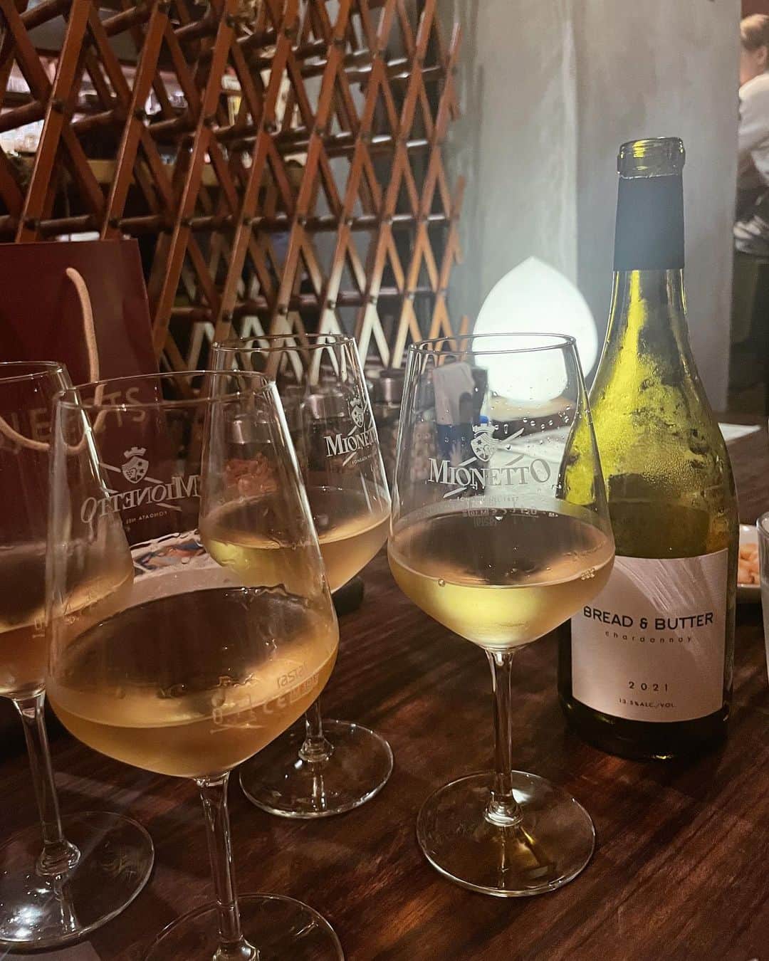 大西百合子さんのインスタグラム写真 - (大西百合子Instagram)「👨‍👩‍👧‍👧🥂 . . . . . . 久々に家族で仕事終わりに現地集合で外食。 美味しいもん食べて、 BARで語って、 ひたすら幸せで濃い時間。🌿  お父さんお母さんお姉ちゃん 全員関西色強すぎて ひたすらおまんざいっ😂🖐️  声を大にして言える。 いじってはいじられ、 ボケたりツッコんだり、 ちっさい頃からお笑い番組観て育ちました、 こてこての関西人ファミリー、 アタシは愛してます。♡ いつもありがとうやで✌️笑  たまには家族愛語ってみることにしよかてな☺︎☺︎☺︎  最近レコードバー、ジャズバー そゆの求めてる。。。 こちら大阪おすすめBARです☝️🍷 大阪行く際はみんな是非~  #onishiyuriko #大阪」9月7日 21時20分 - yurikooo_jpn