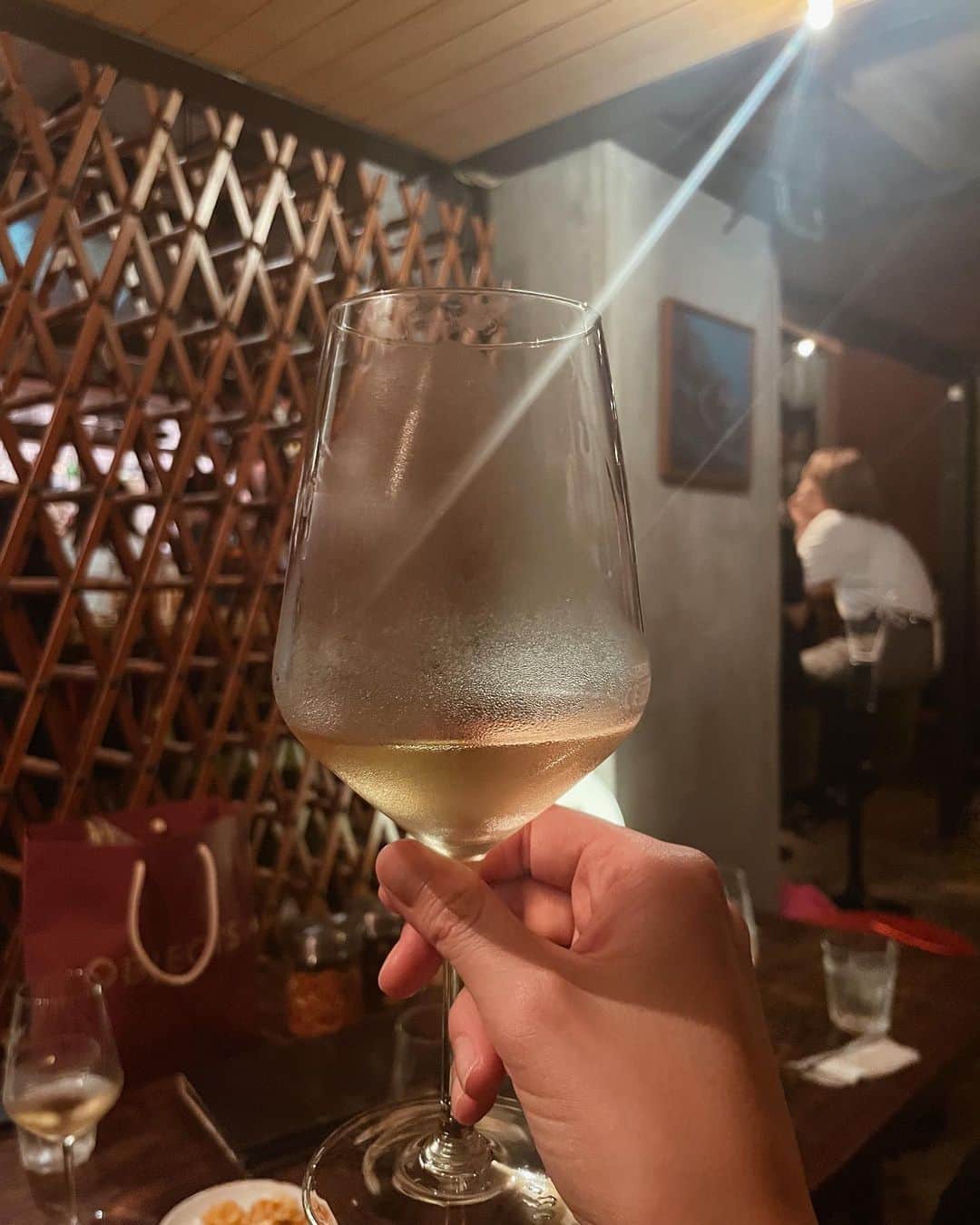 大西百合子さんのインスタグラム写真 - (大西百合子Instagram)「👨‍👩‍👧‍👧🥂 . . . . . . 久々に家族で仕事終わりに現地集合で外食。 美味しいもん食べて、 BARで語って、 ひたすら幸せで濃い時間。🌿  お父さんお母さんお姉ちゃん 全員関西色強すぎて ひたすらおまんざいっ😂🖐️  声を大にして言える。 いじってはいじられ、 ボケたりツッコんだり、 ちっさい頃からお笑い番組観て育ちました、 こてこての関西人ファミリー、 アタシは愛してます。♡ いつもありがとうやで✌️笑  たまには家族愛語ってみることにしよかてな☺︎☺︎☺︎  最近レコードバー、ジャズバー そゆの求めてる。。。 こちら大阪おすすめBARです☝️🍷 大阪行く際はみんな是非~  #onishiyuriko #大阪」9月7日 21時20分 - yurikooo_jpn