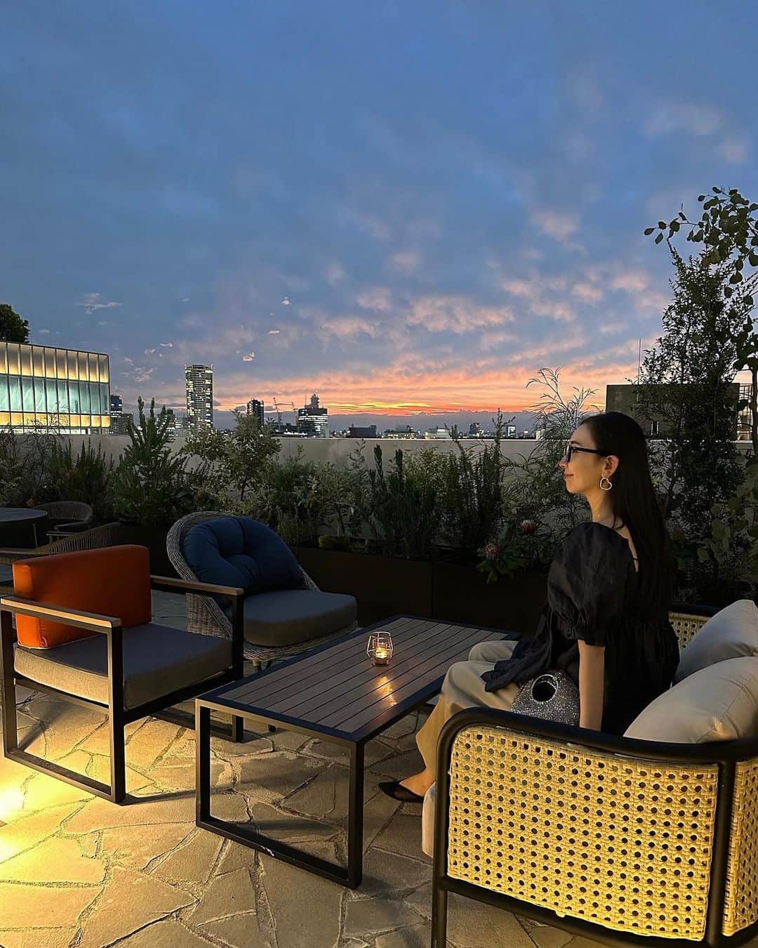 鈴木詩織のインスタグラム：「今日の夕方の空、とっても綺麗でした🥹  こんな素敵な景色が見られるのは、アニヴェルセル 表参道の8階のテラス🤍✨  アニヴェルセル表参道がリニューアルオープンしたので行ってきたよ✔︎ 1階はカフェやお花屋さんがあって、イベントではとっても美しいエリーローズさんがDJブースでパフォーマンスをされていました💗  4階はウェディングドレスが展示されていて、どれも繊細で美しかった👰🏻‍♀️360度カメラで撮って頂いたのですがやはり慣れない😂  カフェ利用などだけでも是非みなさんも行ってみてくださいっ❣️  ⁡  ⁡  #sponsored#アニヴェルセル#アニヴェルセル表参道#リニューアル #記念日の館#レセプショ ンパーティ#人生に記念日の輝きを @anniversaire_omotesando」