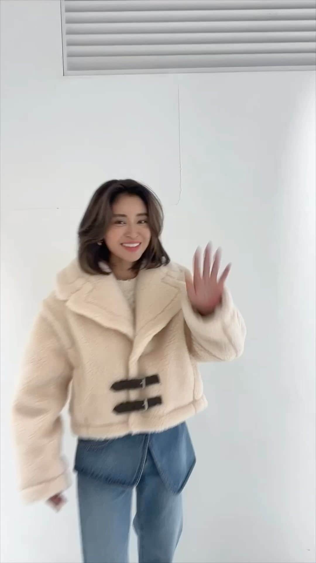 山中美智子のインスタグラム：「今年のアウターコレクション🤍 ８日のお昼12時からプレオーダーがスタートします✨  @alexiastam_official   期間中は10%OFF、送料無料になりますので是非ご覧ください✨✨  ８日から１４日までオンラインストア ９日から１４日まで表参道店にてご予約頂けます🤍  🤍🤍🤍🤍」