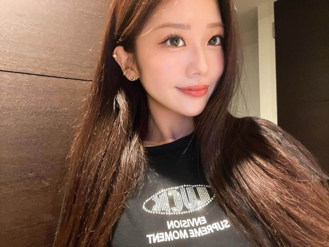 やしろななのインスタグラム：「new hair🐻🤎  艶感強めにしてもらったよ🫧 ブラウンが1番すき！」