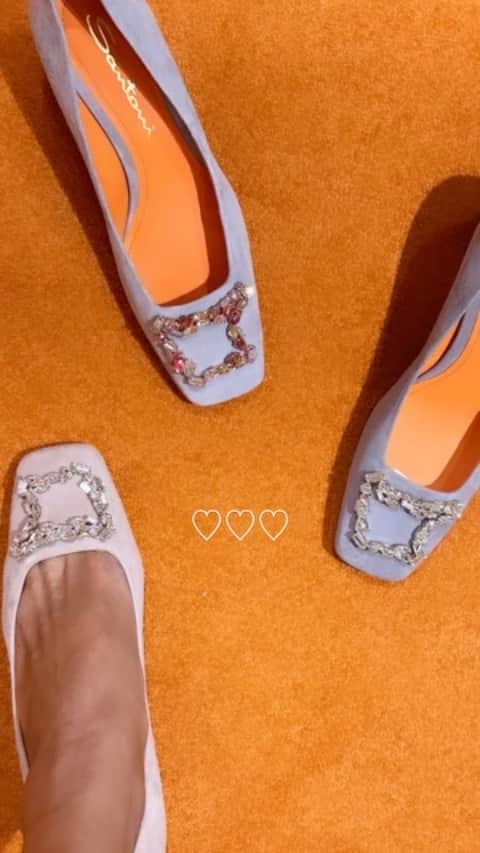 平山美香のインスタグラム：「イタリアのシューズブランド Santoni のPOPUPが９月６日〜１週間、梅田阪急４階コトコトステージ４２どあると聞き付けて、お兄ちゃん達を送り届け、朝イチ梅田へ🇮🇹 @santoniofficial  イタリアの靴はシルエットの美しくて、脚のラインがよく見えます🇮🇹 今回のお目当ては、気になっていた日本限定ビジューシリーズのパンプスとローファー🇮🇹 悩みに悩んで、トレンディなローファーにしました🇮🇹 ソックスと合わせて、今年のAW ヘビロテ確定🇮🇹  @santoniofficial  @3rd_culture_com  #santonishoes  #サントーニ靴   1975年現会長のアンドレア・サントーニが、イタリアのマルケ州コリドニアで創業。（現在創業48周年） 小さな高級紳士靴工房から始まった同社は、社内一貫生産で、伝統や品質を重視しながらも、革新的なデザインや、技術の導入を続け、又海外市場へ積極的に進出。100年以上の歴史を誇る欧州一流ブランドが多い中、僅か40年強でイタリアシューズブランドの代表格として、世界のラグジュアリーブランドと肩を並べるまでに成長しました。メンズで培った実績を背景に、2023年秋、日本にレディースの靴を再上陸させることになりました。日本再上陸にあたり、特別に日本モデルをデザインし、日本人に合った木型も開発してくれました。そこからは、並々ならぬ日本への熱い思いが感じられます。   サントーニのコンセプトは、“Tradition and innovation”　伝統と革新。 純粋なメイドインイタリーとして、最も価値のある特徴（クオリティ、ディテールへの情熱、こだわりのハンドメイド）を守り続けながら進化するクラフツマンシップと、常に研究開発を行い時代をとらえるセンスが織りなす、秀逸なコレクションを生み出していきます。 メルセデスAMGや、IWCとの、パートナーシップは、サントーニの起業哲学が卓越している証とも言えるでしょう。   本国イタリア、ミラノ、ローマの他、ニューヨーク、パリ、香港、去年はドバイにも直営ブティックがオープンし、世界20か国以上で展開されています。 日本において、メンズは、全国の百貨店を中心に約５０店舗で取り扱いがあり、レディースは、2023年秋から、日本橋三越本店、日本橋高島屋、うめだ阪急,大丸心斎橋など、主要デパートや、セレクトショップなどで全国展開予定です。」