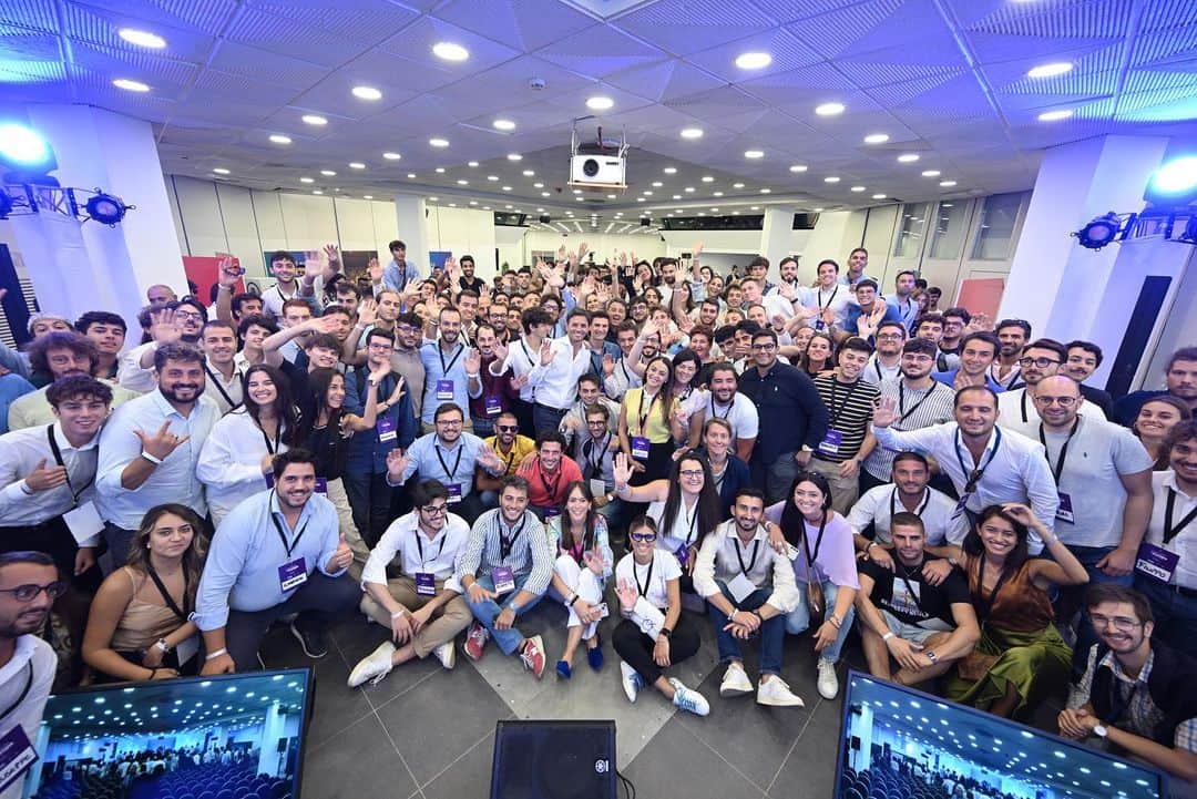 マッテオ・レンツィのインスタグラム：「Ultima foto di gruppo. Quarta edizione della scuola di formazione. E ancora una volta abbiamo tempo, entusiasmo, libertà.  Quando sono con i ragazzi riscopro la bellezza dell’impegno politico.  Auguro a tutte e tutti, di saper rischiare, di saper cadere, di saper sognare.  Di saper saltare nelle pozzanghere senza cedere al fango o al cinismo.  Di far prevalere la fantasia sull’algoritmo!  Buon rientro a casa, Terrasini resterà a lungo nel nostro cuore 🤗」