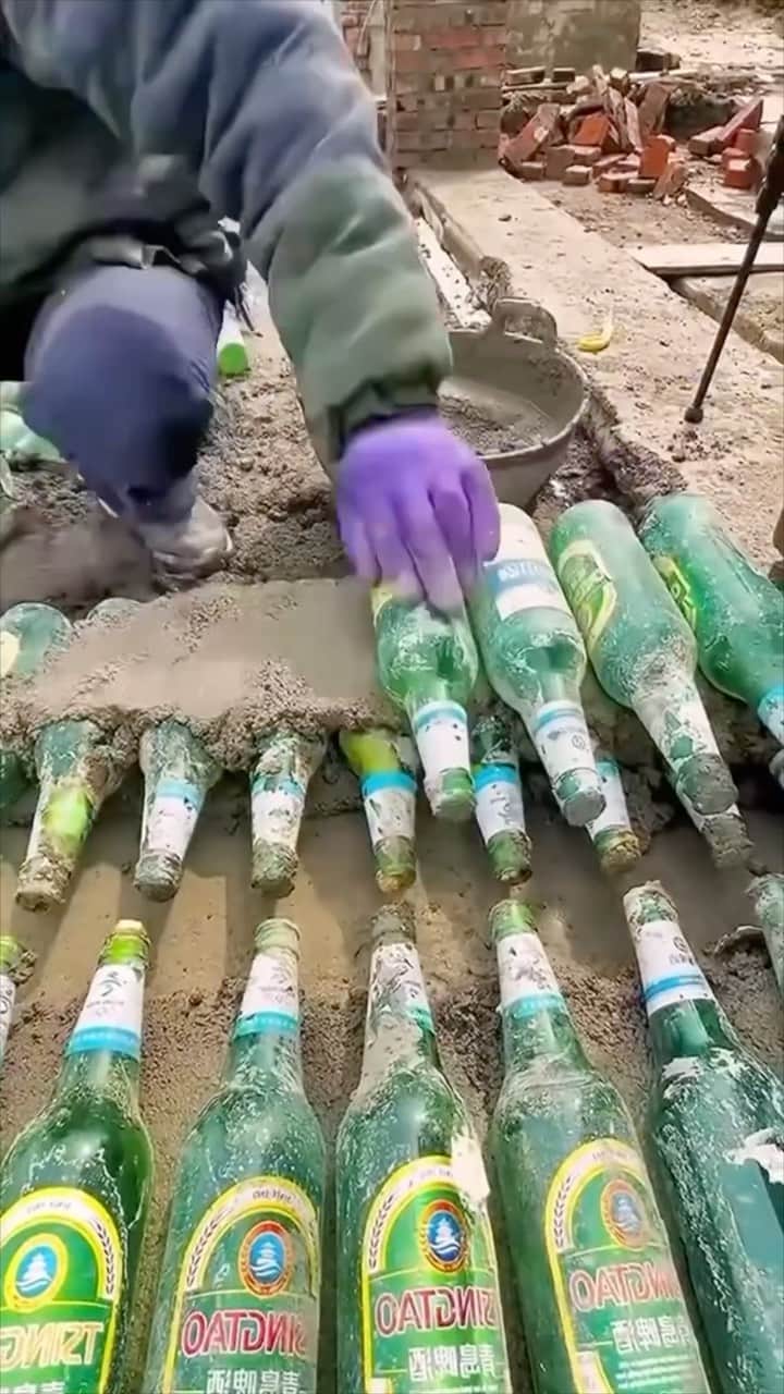 StreetArtGlobeのインスタグラム：「Seems like a lot of effort, but is the result worth it? 🤷🏽‍♂️🏡🍾」