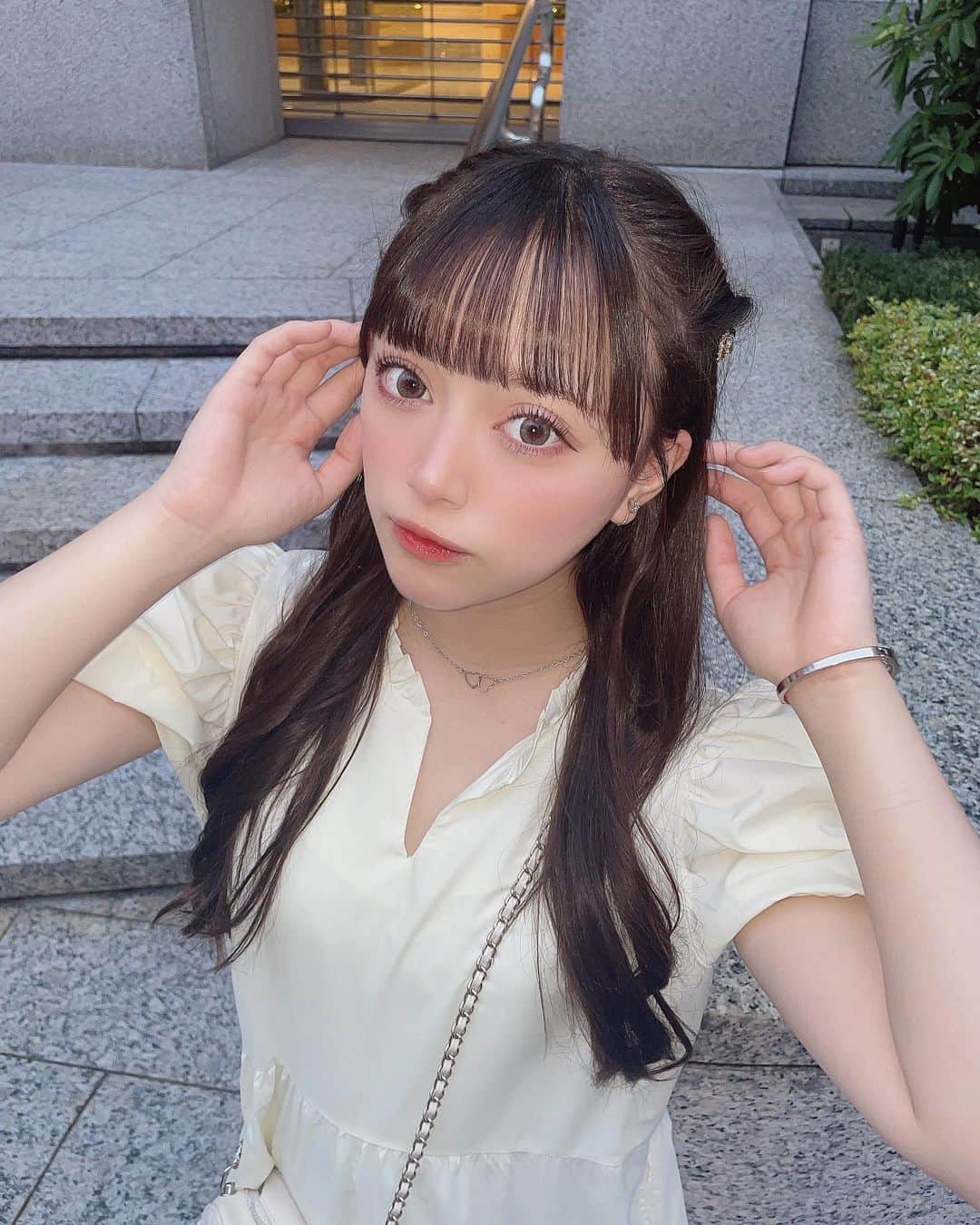 坂本理紗のインスタグラム：「まだ好きでいてくれる？ ・ ・ ・ この前初めてまつパと眉毛を@une_fleur_hana_さんにして頂きました✨️✨️ メイクがめちゃくちゃ楽になるし前より綺麗に仕上がって最近メイクが楽しいのჱ̒⸝⸝•̀֊•́⸝⸝)‪♡  #パリジェンヌ  #ツインテール  #地下アイドル  #アイドル  #ワンピースコーデ  #初デートコーデ  #grlコーデ  #ハーフツインアレンジ  #銀座」