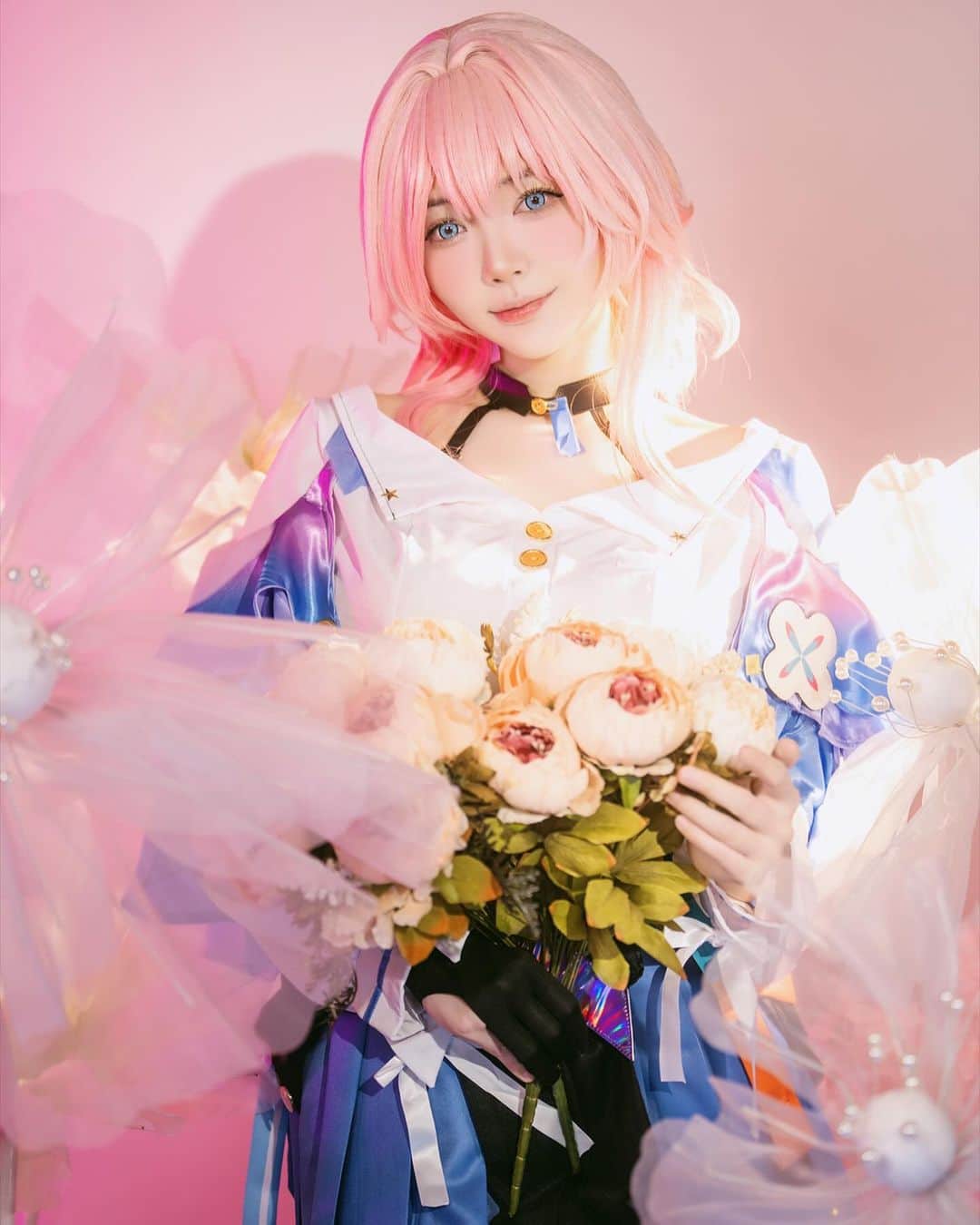 YingTzeのインスタグラム：「Hello , welcome aboard the Astral Express ! My name is March 7th 💖  📸 @prestonles.ig  Studio @peoplegraphy  #honkaistarrail #march7th #honkaistarrailcosplay」