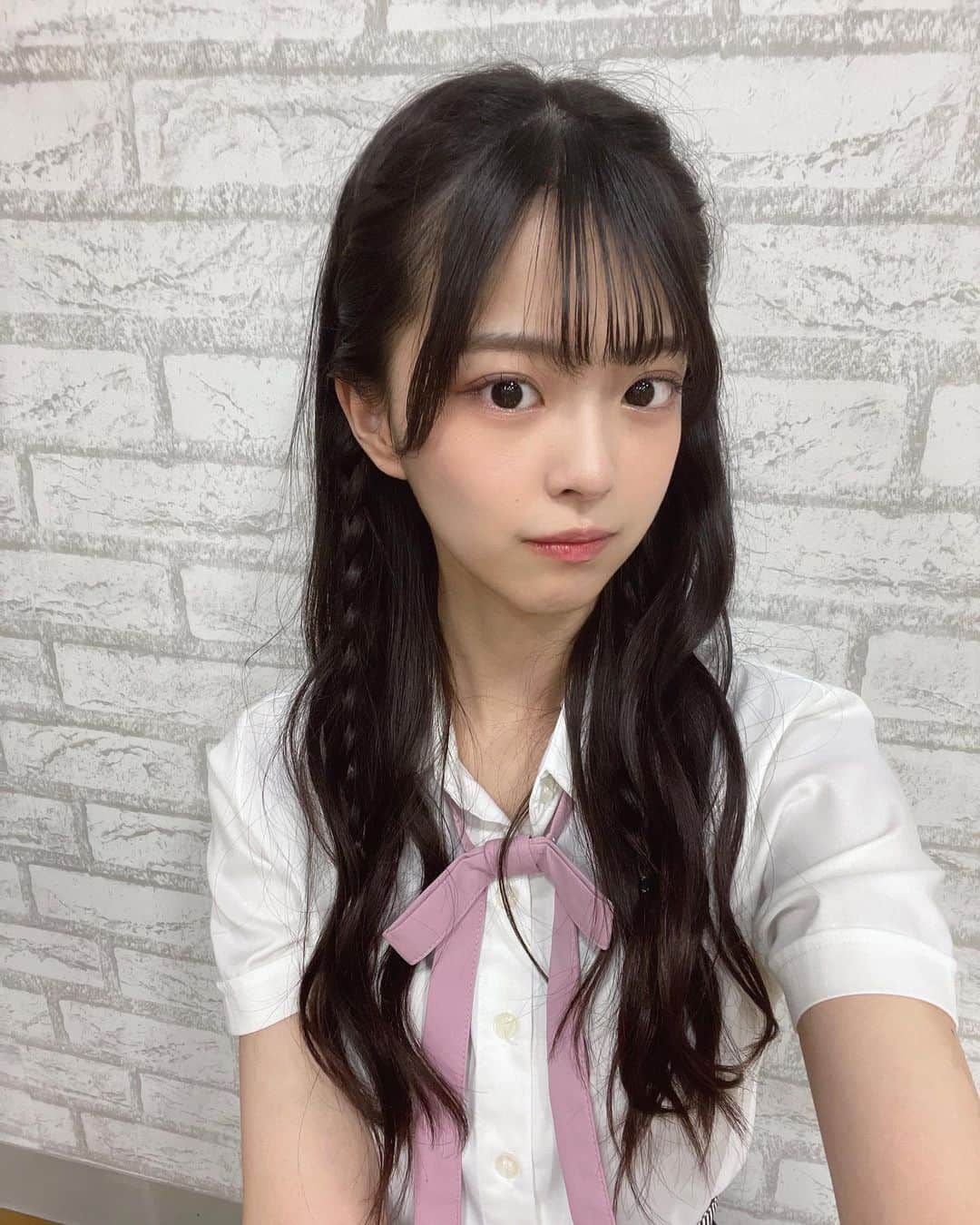 桜田彩叶のインスタグラム：「一週間チャレンジ 3日目！ 今日は これなんて言う髪型？  #編み込みアレンジ ？？ 巻き下ろしに編み込み2つ垂らして貰ってます 🎀可愛い ♡   #アイドルヘア  #ヘアアレンジ  #編み込み  #アイドル衣装  #ヘアメイク」